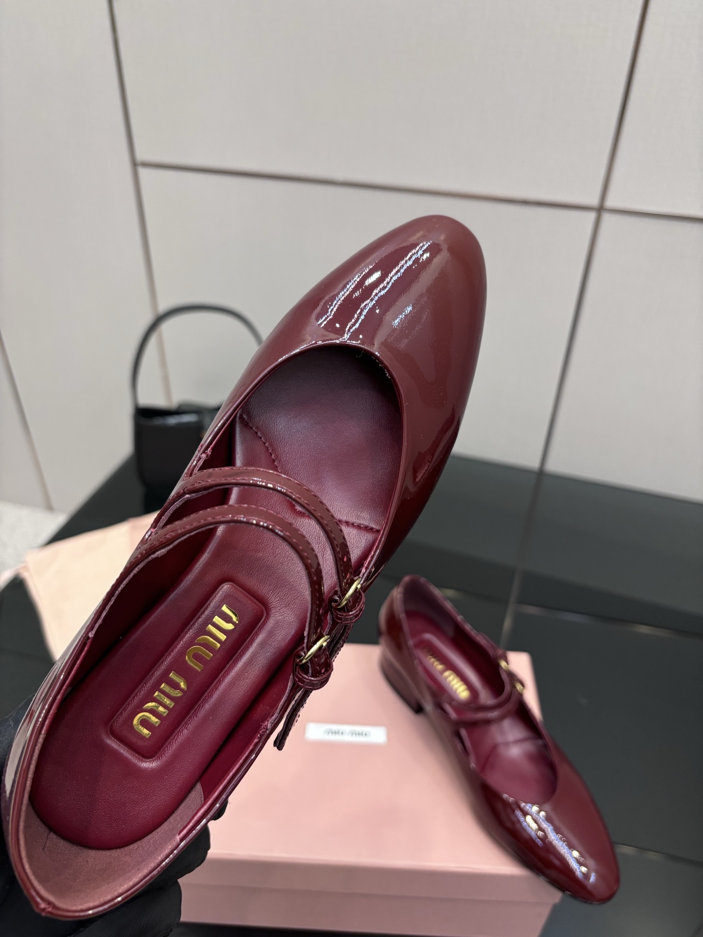 “MIU MIU Fall Winter 25 Zhang Hot Shoe Series: Fashion Magazines Cover Feature & Customized Import Details” - 图片 8