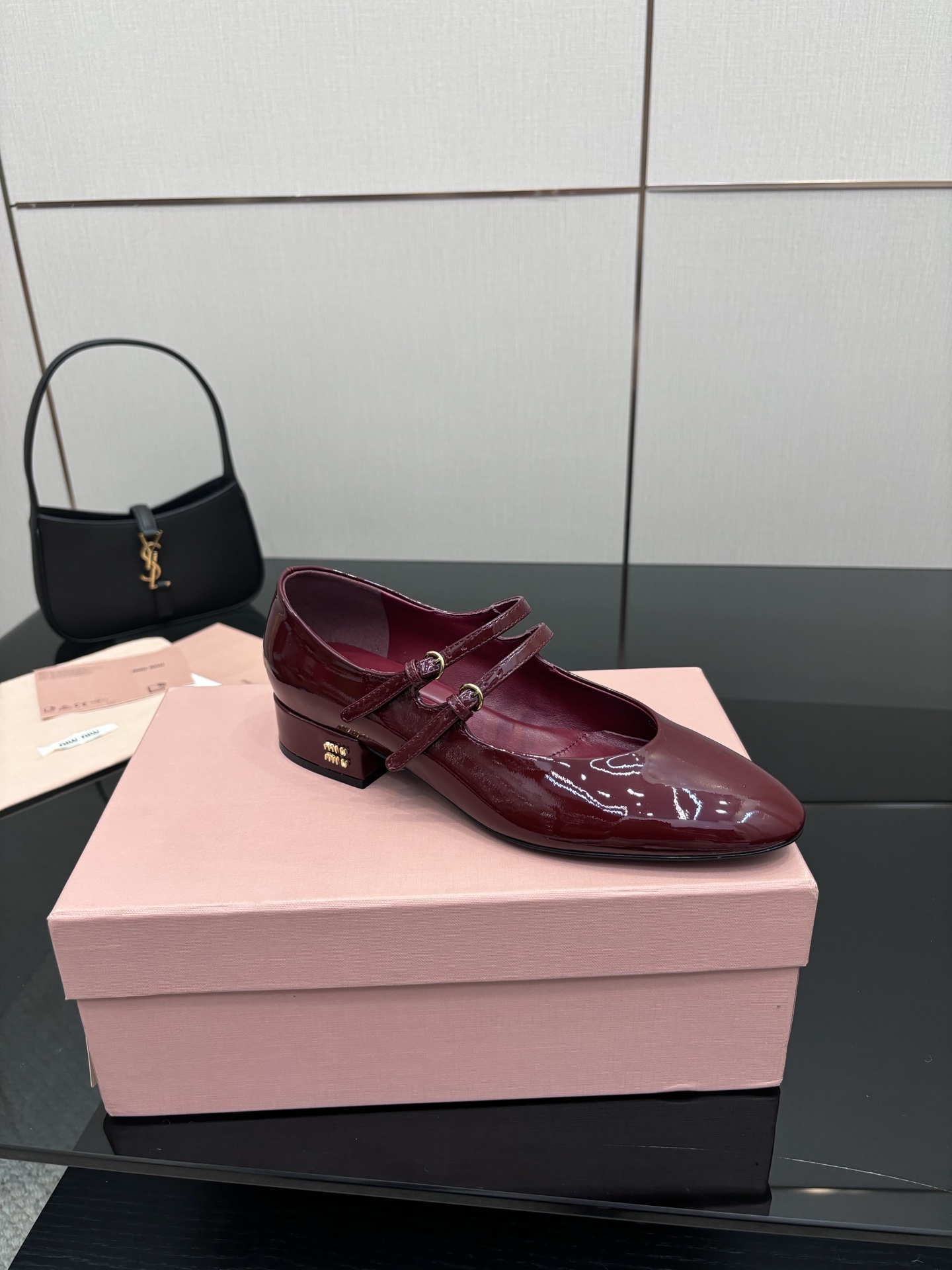 “MIU MIU Fall Winter 25 Zhang Hot Shoe Series: Fashion Magazines Cover Feature & Customized Import Details” - 图片 7
