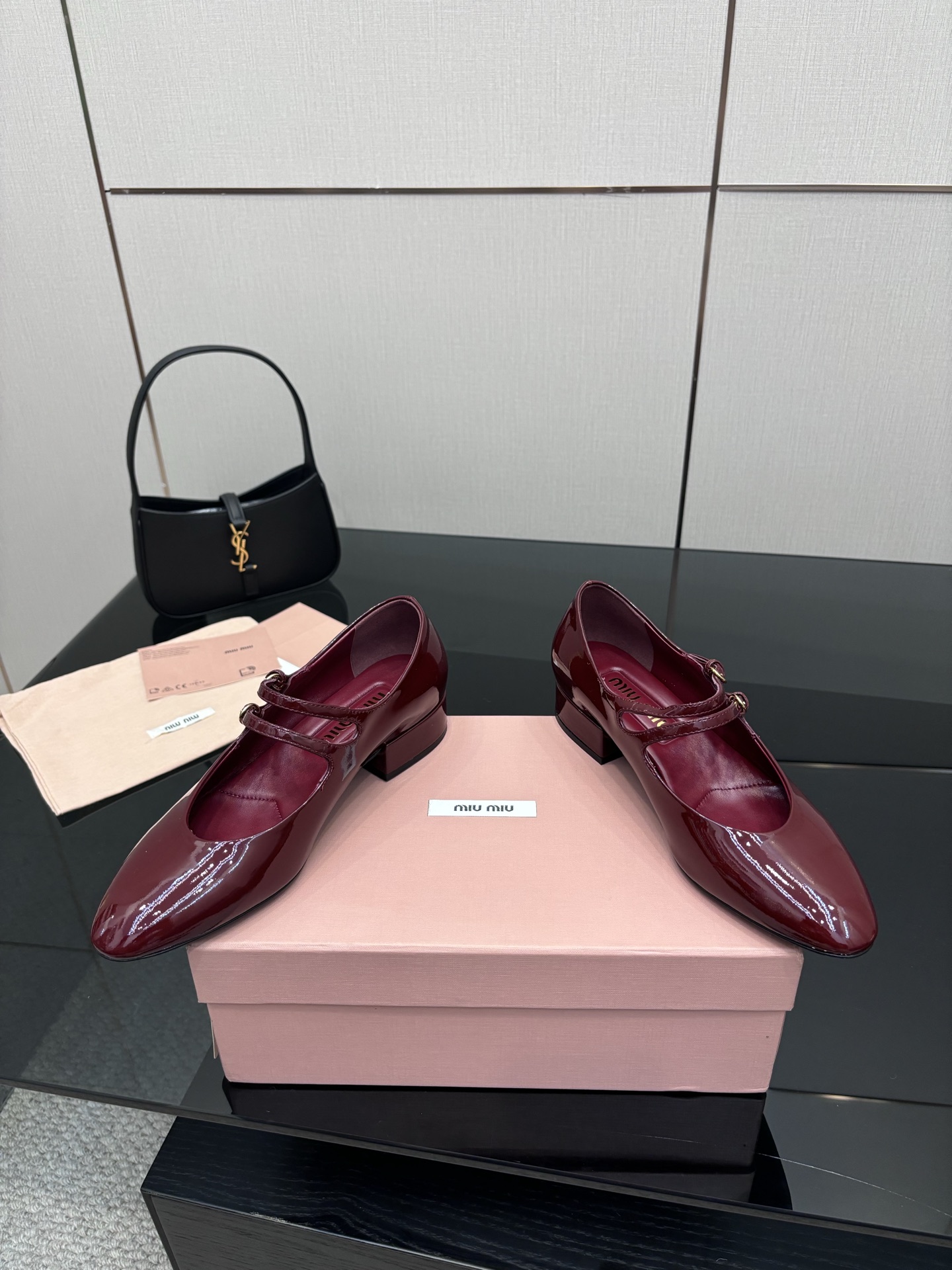 “MIU MIU Fall Winter 25 Zhang Hot Shoe Series: Fashion Magazines Cover Feature & Customized Import Details” - 图片 3