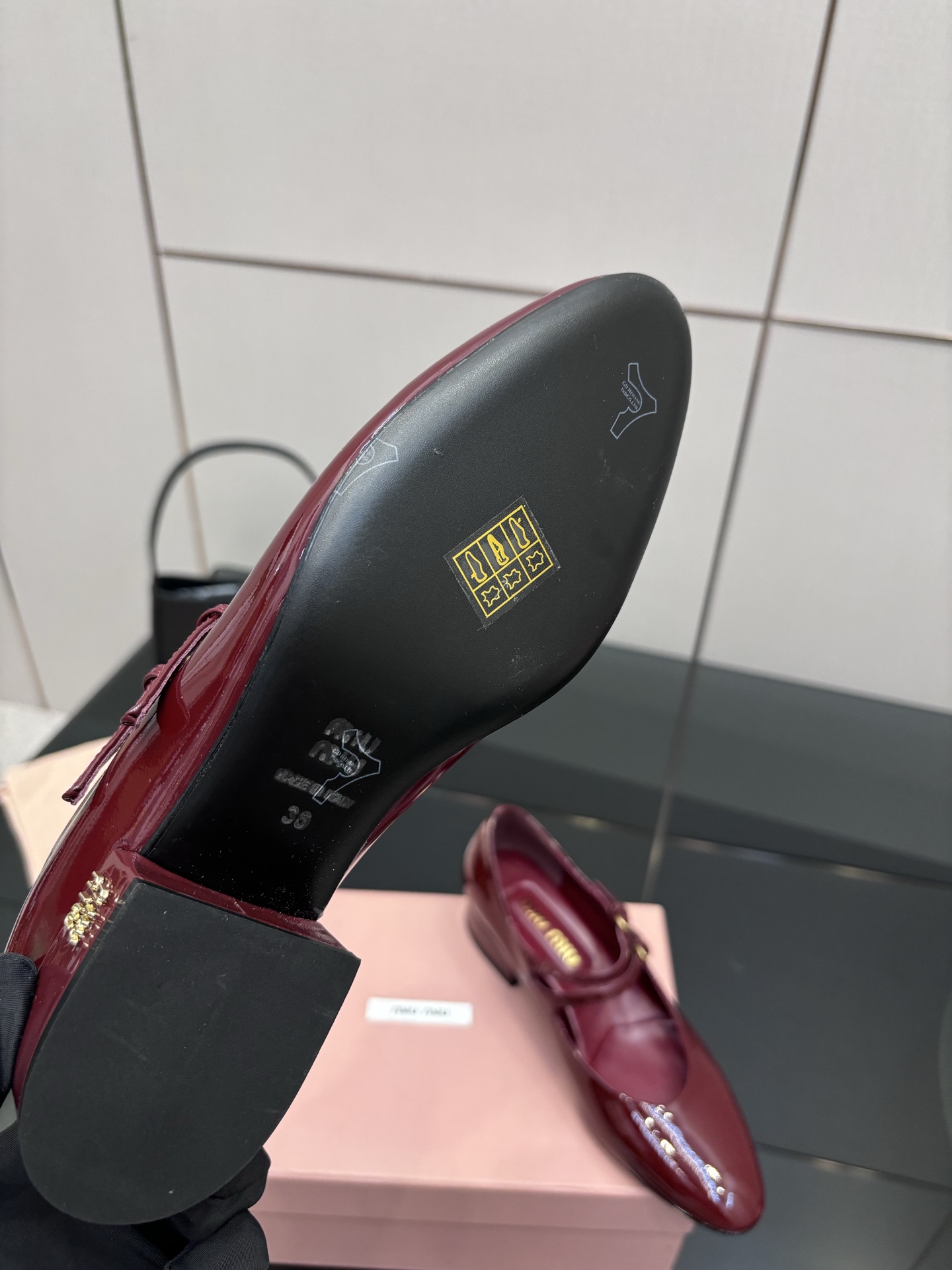 “MIU MIU Fall Winter 25 Zhang Hot Shoe Series: Fashion Magazines Cover Feature & Customized Import Details” - 图片 9