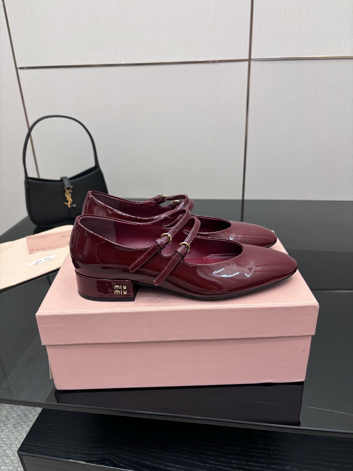 “MIU MIU Fall Winter 25 Zhang Hot Shoe Series: Fashion Magazines Cover Feature & Customized Import Details” - 图片 2