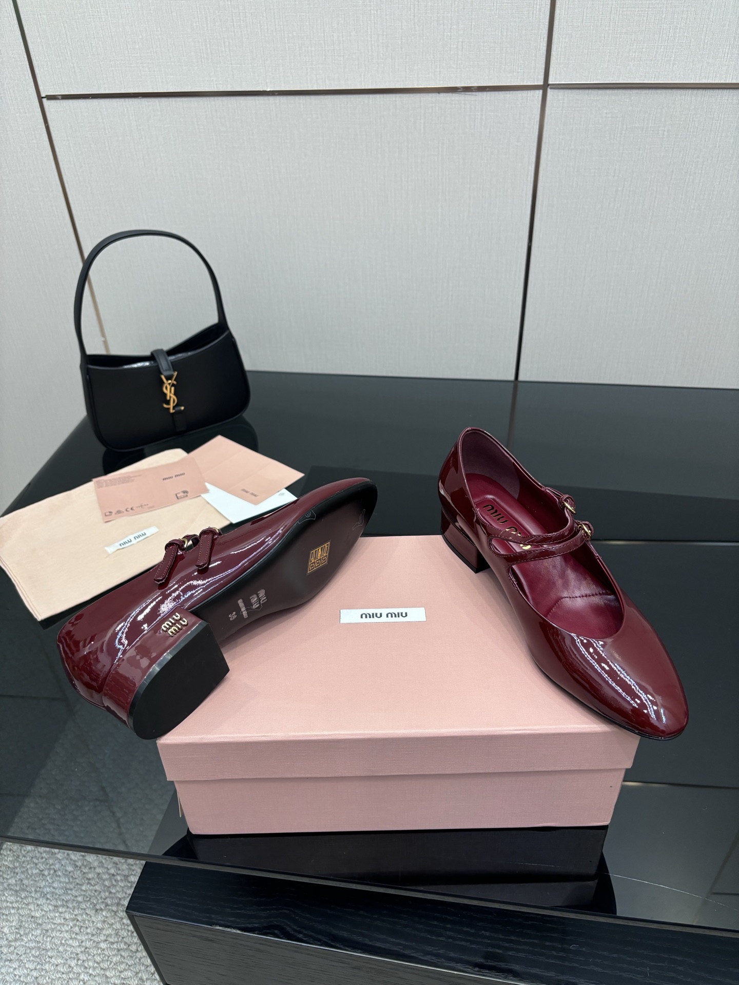 “MIU MIU Fall Winter 25 Zhang Hot Shoe Series: Fashion Magazines Cover Feature & Customized Import Details” - 图片 4