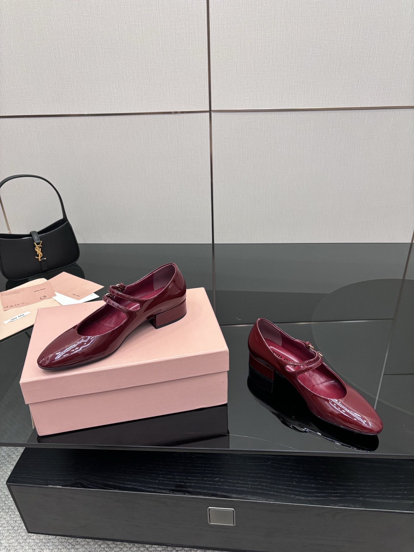 “MIU MIU Fall Winter 25 Zhang Hot Shoe Series: Fashion Magazines Cover Feature & Customized Import Details” - 图片 5