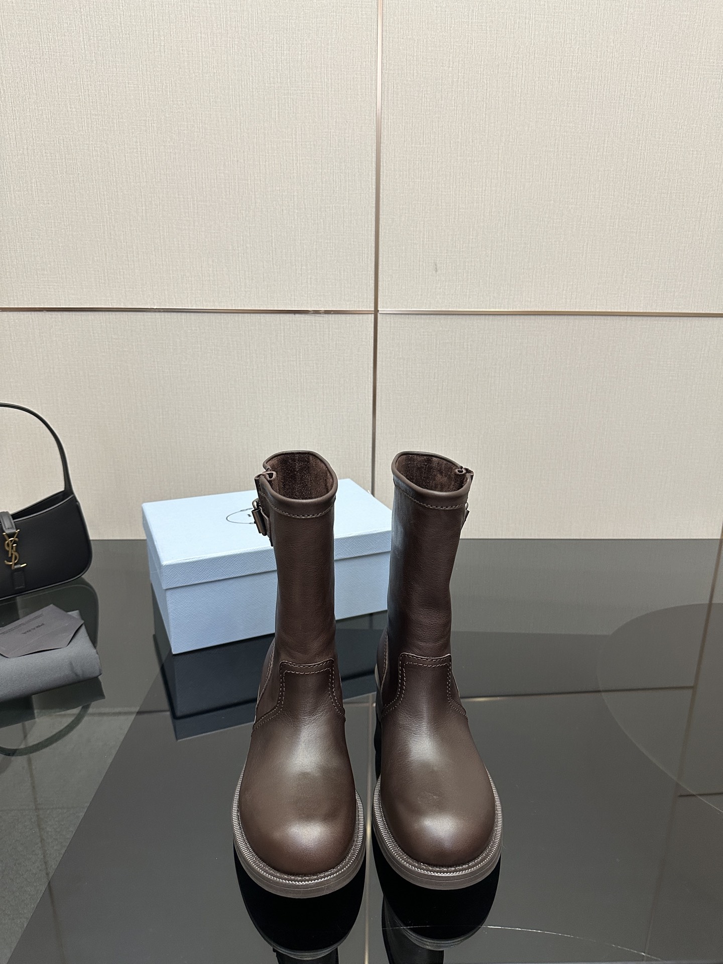 NO:482720,Top quality prad…a fw24 new arrival ~ p home 24 autumn and winter thick-soled Chelsea boots with thick serrated edges, great calfskin upper, calfskin inner!  size 35-41 (40.41 custom made), boots, prada, boots, cowhide19860909顶级品质 prad…a fw24 new arrival～ p家24秋冬厚底切尔西短靴 加厚锯齿边,太赞了 小牛皮鞋面,小牛皮内里！ size 35-41(40.41定做）,靴子,prada,boots,cowhide,Women's Shoes