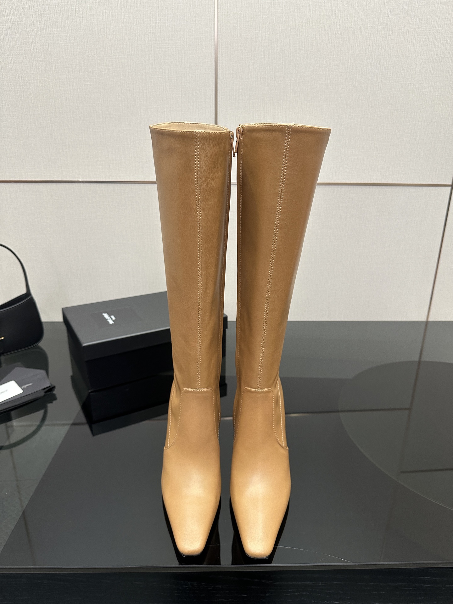 NO:482715,YSL Saint Laurent SS2025 autumn and winter new fashion boots. Various small skirts are matched and don’t pick the feet at all. Fabric cowhide, big sole, genuine leather, big sole, size 35-41 (40, 41, custom), boots, saint laurent, saint laurent, boots, skirts, cowhide, Leather soles19860909YSL 圣罗兰SS2025秋冬新品时装靴 各种小裙子搭配起来 完全不挑脚型哦 面料牛皮 大底真皮大底 码数35-41（40、41、定制）,靴子,saint laurent,saint laurent,boots,skirts,cowhide,Leather soles,Women's Shoes