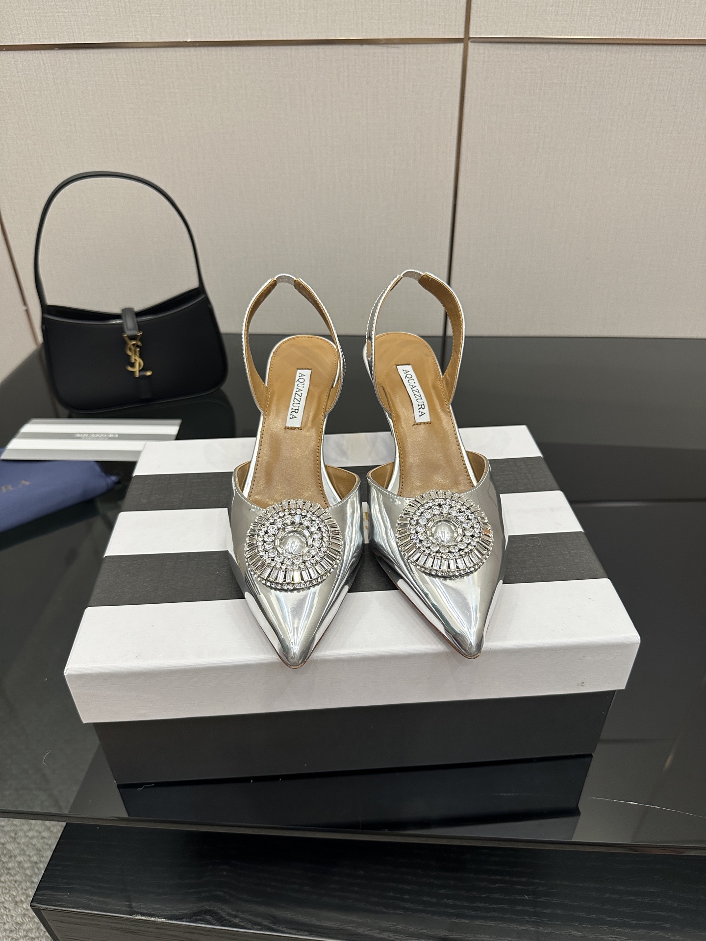 NO:462321,Aquazzura 2025 new slippers, top version, purchasing quality, this pair of rhinestone high-heeled fish-mouth sandals net is made with Swarovski diamond buckle, it is simply a charming magic shoes!  The playfulness of the pointed toe, coupled with the dazzling light of the Swarovski diamond, everything is just right. High heels make your steps more charming, and every step is like weaving a gorgeous dream. Wear it, you are the protagonist of the fashion stage, blooming with unique brilliance. ______________________________________________ Full package. Original custom fabric for upper lining sheepskin sole Italian leather outsole Heel height 6.5cm (8.5 10.5 custom non-return and replacement orders required) Size: 35-43 (40 41 42 43 custom non-return and exchange), high heels, sandals, high heels, slippers, sheepskin, Leather soles19860909Aquazzura2025新款拖鞋 顶级版本 代购品质 这双水钻高跟鱼嘴凉鞋网搭配施华洛奇钻扣制作,简直是魅力的魔法鞋！尖头的俏皮,再加上施华洛奇钻的璀璨光芒,一切都恰到好处.高跟鞋让你的步伐更具韵味,每一步都像是在编织着绚丽的梦境.穿上它,你就是时尚舞台的主角,绽放独一无二的光彩. _____________________________ 全套包装. 鞋面原版定制面料 衬里 羊皮 鞋底 意大利真皮大底 跟高 6.5cm（8.5 10.5定制不退换下单需备注） 码数: 35－43（40 41 42 43定做不退换),高跟鞋凉鞋,sandals,high heels,slippers,sheepskin,Leather soles,Women's Shoes