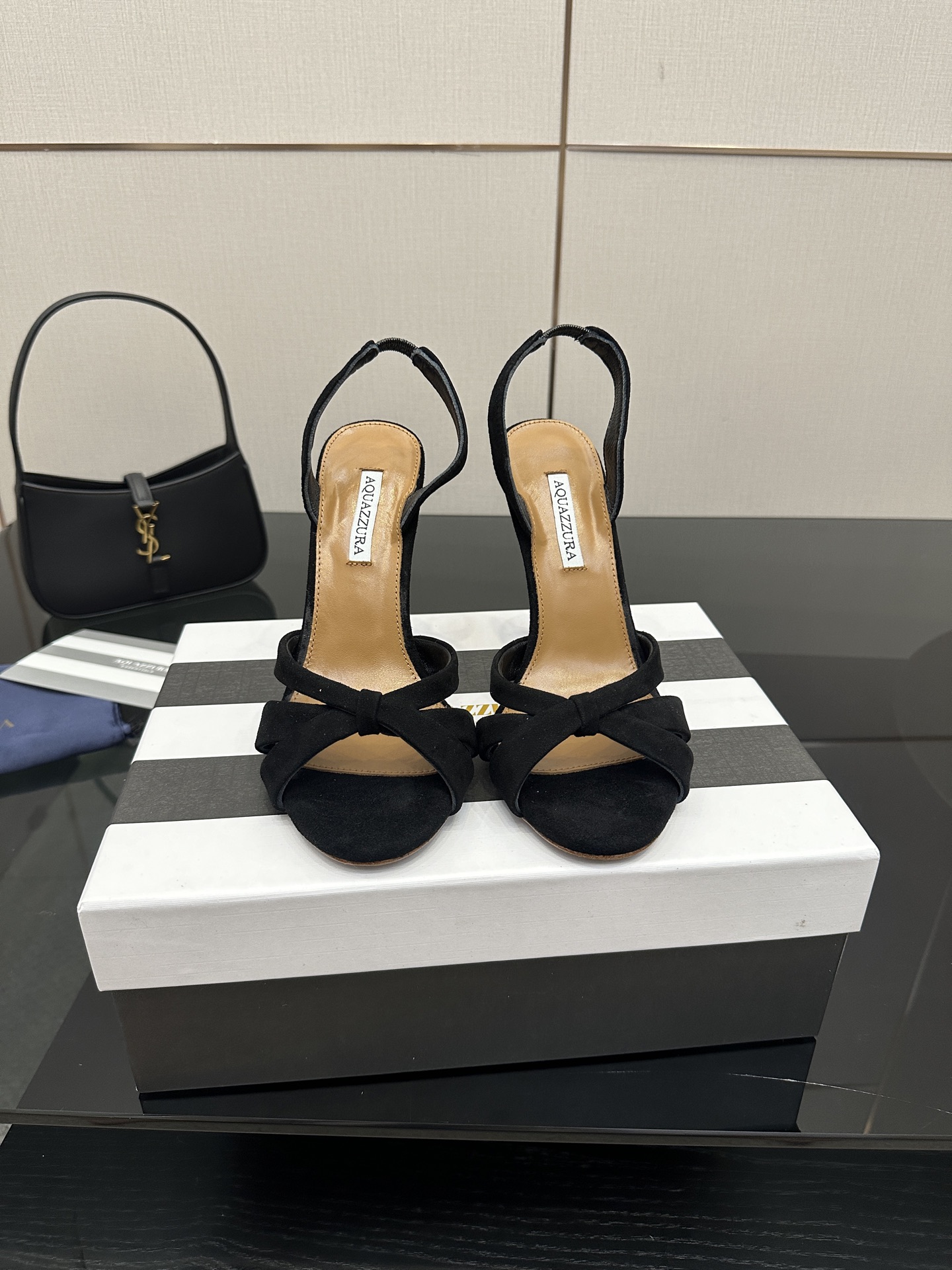 NO:462328,Aquazzura 2025 new sandals top version Purchase quality Original mold-opening custom high heel sandals are so amazing. High heels crossed with a whole modified foot shape, making the feet look super beautiful. Wearing it, it is the focus of the crowd, the elegant temperament is directly full, the design of the waterproof platform is thoughtful and fashionable, and the lines of the high heels are beautiful and charming. Original mold-opening customization, every detail is impeccable. Wearing it, it instantly becomes the focus of the crowd and takes a confident step. Exclusive new model top version The quality is super beautiful. Full set of packaging. Original custom sheepskin lining sheepskin sole Italian leather outsole Heel height 10.5cm (8.5 custom made without return or replacement orders required) Size number  35-40 (34.40.41.42.43 Custom made without return), high heels sandals, sandals, high heels, sheepskin, Leather soles19860909Aquazzura2025新款凉鞋  顶级版本 代购品质 原版开模定制高跟凉鞋太绝啦.高跟交叉带一整个修饰脚型,显得脚超美.穿上它,就是人群中的焦点,优雅气质直接拉满,防水台的设计贴心又时尚,高跟鞋的线条优美动人.原版开模定制,每一处细节都无可挑剔.穿上它,瞬间成为人群中的焦点,迈出自信的步伐. 独家新款 顶级版本 质量超级美爆. 全套包装. 鞋面原版定制羊皮 衬里 羊皮 鞋底 意大利真皮大底 跟高 10.5cm（8.5定做不退换下单需备注） 码数 35-40（34.40.41.42.43订做不退换）,高跟鞋凉鞋,sandals,high heels,sheepskin,Leather soles,Women's Shoes