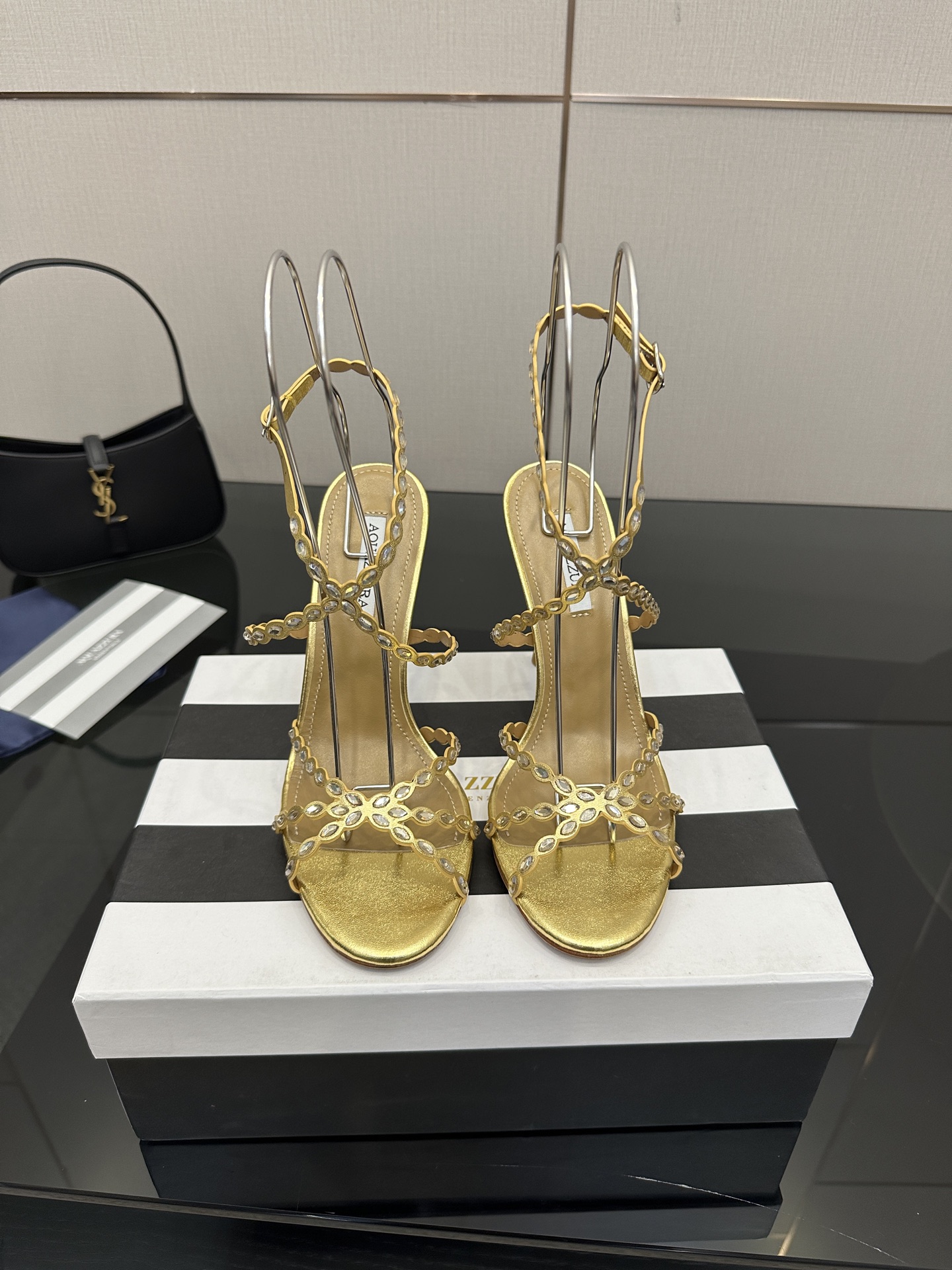 NO:462307,AQUAZZURA large pineapple rhinestone high heel sandals are super elegant on their feet, both simple and fashionable, so shining and beautiful, and beautiful to a new level!  Cross design, full of fashion sense. Big bloggers from all walks of life have put on their feet. ZP develops and customizes the correct fabric. Height 10cm. Materials cowhide, rhinestones. Floor-pad sheepskin. Imported leather soles. Size 35–43 (35, 41, 42 can be customized). Complete packaging. High heels, sandals, high heels, cowhide, sheepskin, Leather soles.19860909AQUAZZURA大菠萝水钻高跟凉鞋 上脚超级有气质· 既简洁又时髦 太闪太美啦 美出出新高度！ 交叉设计,时尚感满满 各路大博主都纷纷上脚 ZP开发、订制正确面料 高度10cm 材料牛皮,水钻 垫脚羊皮 鞋底进口真皮大底 码数35–43（35、41、42可定做） 包装全套原版包装,高跟鞋凉鞋,sandals,high heels,cowhide,sheepskin,Leather soles,Women's Shoes