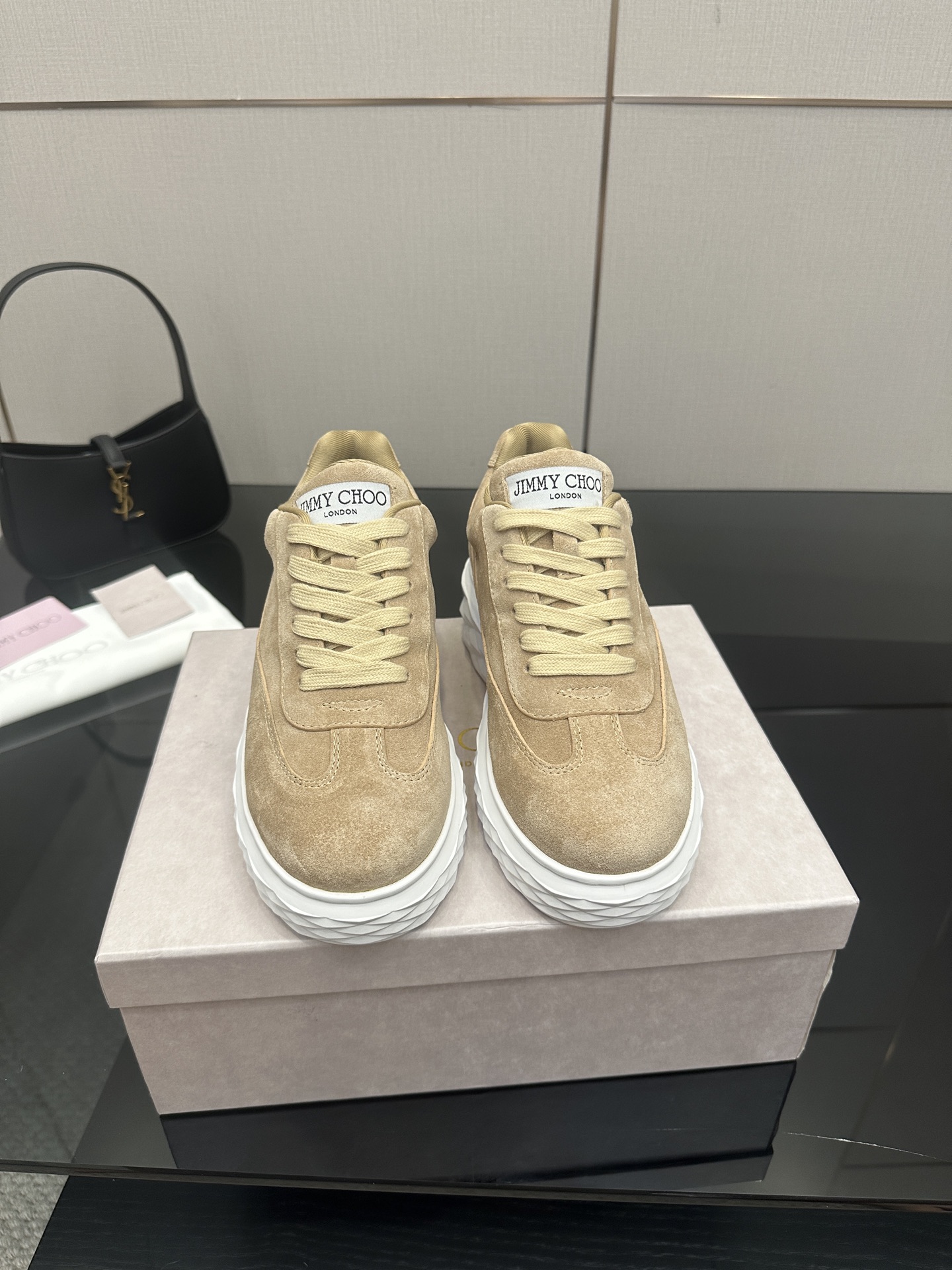 NO:462350,JMMY CHOO, exclusive first release, original mold open sole, casual shoes, paired with casual looks, linking reality and the future, breaking through the limitations of time, interpreting the cold and futuristic minimalist style with a brand new posture, reshaping the diversified self, presenting a mechanical mystery, 35-40, casual shoes/sports shoes, sneakers19860909JMMY CHOO 、独家首发,原版开模大底,休闲鞋,搭配休闲好看, 链接现实与未来 突破时间的局限 以全新之姿诠释冷冽未来感极简风格 重塑多元化自我 呈现机械神秘感 码数35-40,休闲鞋/运动鞋,sneakers,Women's Shoes