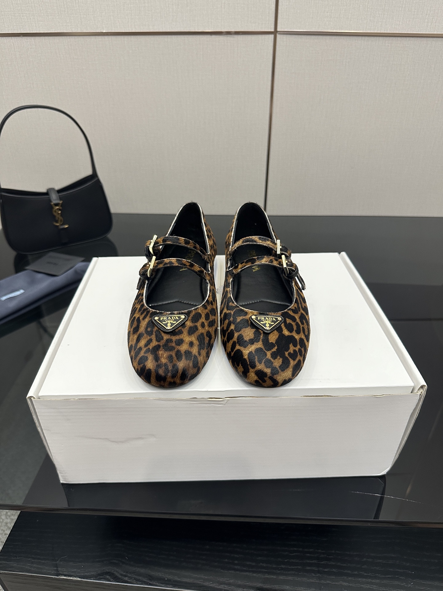 NO:462342,Leather surface, horse-haired leopard print, Prada 25 popular Mary Jade shoes · Bloggers from all walks of life have shown up · Custom imported sheepskin is super comfortable, soft and fashionable, and can awaken the colorful summer · Not picky at all, but can be matched with gold · Invincible and versatile · Just buy it (Y version developed custom sheepskin/silk, plaid, midsole, sole are all Y version molded) Customized upper imported silk, cowhide, horse hair imported crystal sheepskin sole ZP molded outsole Size 35-39 (40, 41 customized, no return or exchange) (full package), ballet shoes, prada, mary jane, cowhide, sheepskin, real silk, gold19860909皮面 马毛豹纹 普拉达25火爆玛丽珍鞋 ·各路博主纷纷亮出·定制进口绵羊皮超级舒适柔软时髦得来又能唤醒夏日缤纷·一点都不挑人又可以搭配黄金搭配·无敌百搭·买就对了（Y版开发定制绵羊皮/真丝、格版、中底、鞋底全部是Y版开模的） 鞋面定制进口真丝,牛皮,马毛 内里进口水晶绵羊皮 鞋底ZP开模塑型大底 码数35-39(40,41定做不退换)（全套包装）,芭蕾舞鞋,prada,mary jane,cowhide,sheepskin,real silk,gold,Women's Shoes