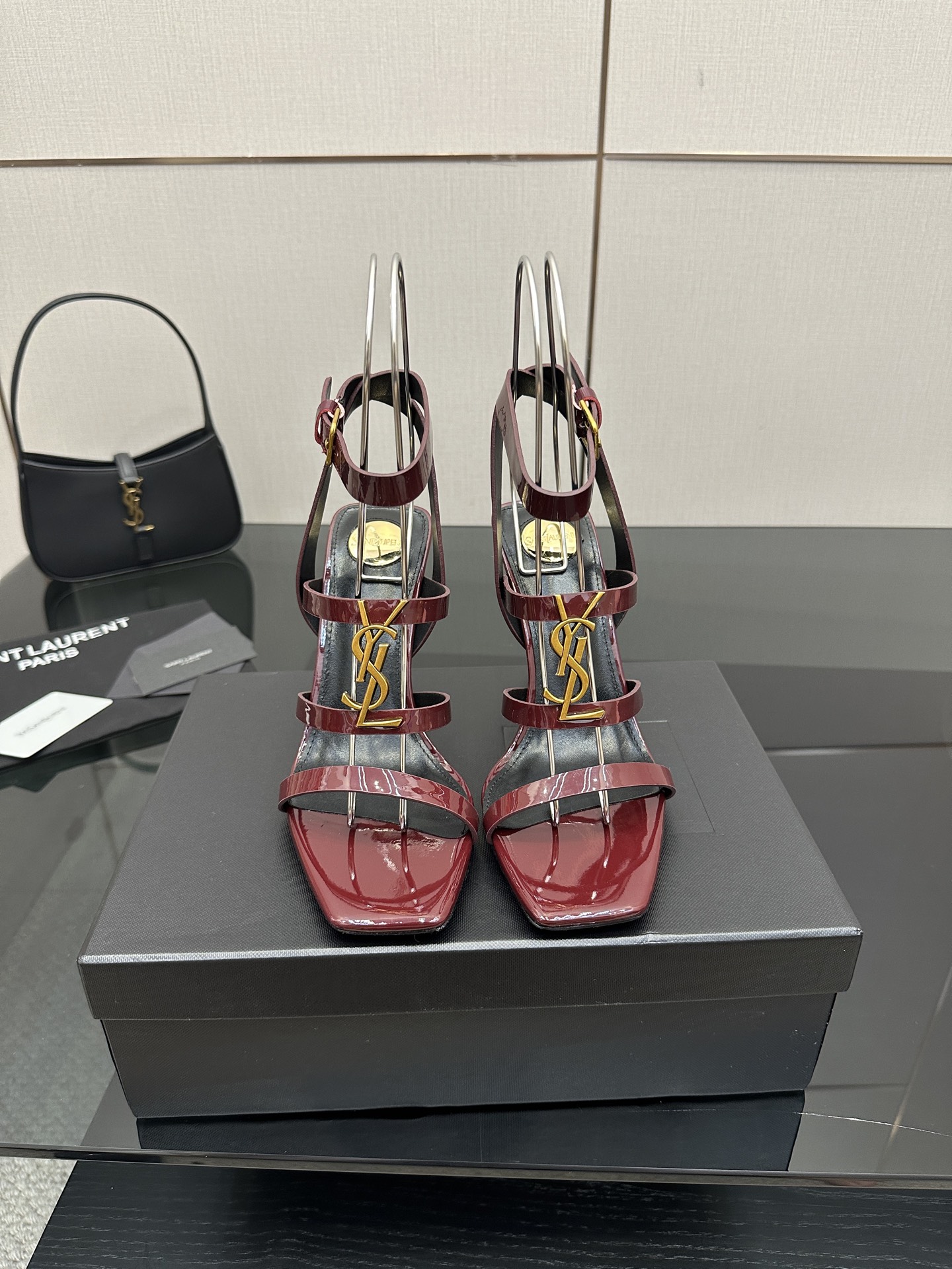 NO:463911,Top quality Saint Laurent / Saint Laurent open-toed sandals YSL sister's beautiful beauty high heels are also the same Saint Laurent Rose small square toe. The high heels are very good at modifying the foot shape, luxurious metal chains in recent years SLP has become more and more familiar with women in high heels. I have turned to the embarrassing design impression of the waterproof platform style ysl beautiful heels fish mouth upper patent leather sole genuine leather outsole heel height about 10.5cm size 35-42 (34, 40, 41, 42 customization, no return or replacement), high heels sandals, loro piano, saint laurent, saint laurent, saint laurent, saint laurent, saint laurent, sandals, high heels, Leather soles19860909顶级品质 Saint Laurent / 圣罗兰露趾凉鞋 YSL姐姐的美丽尤物高跟鞋 又是人间圣罗兰 Rose同款的小方头 高跟鞋化很好修饰脚型,奢华金属链 这几年SLP是在高跟鞋越来越懂女人了摒奔了防水台款的尴尬设计印象ysl绝美坡跟鱼嘴 鞋面漆皮 鞋底真皮大底 跟高约10.5cm 码数35-42（34、40、41、42定制不退不换）,高跟鞋凉鞋,loro piana,saint laurent,saint laurent,saint laurent,sandals,high heels,Leather soles,Women's Shoes