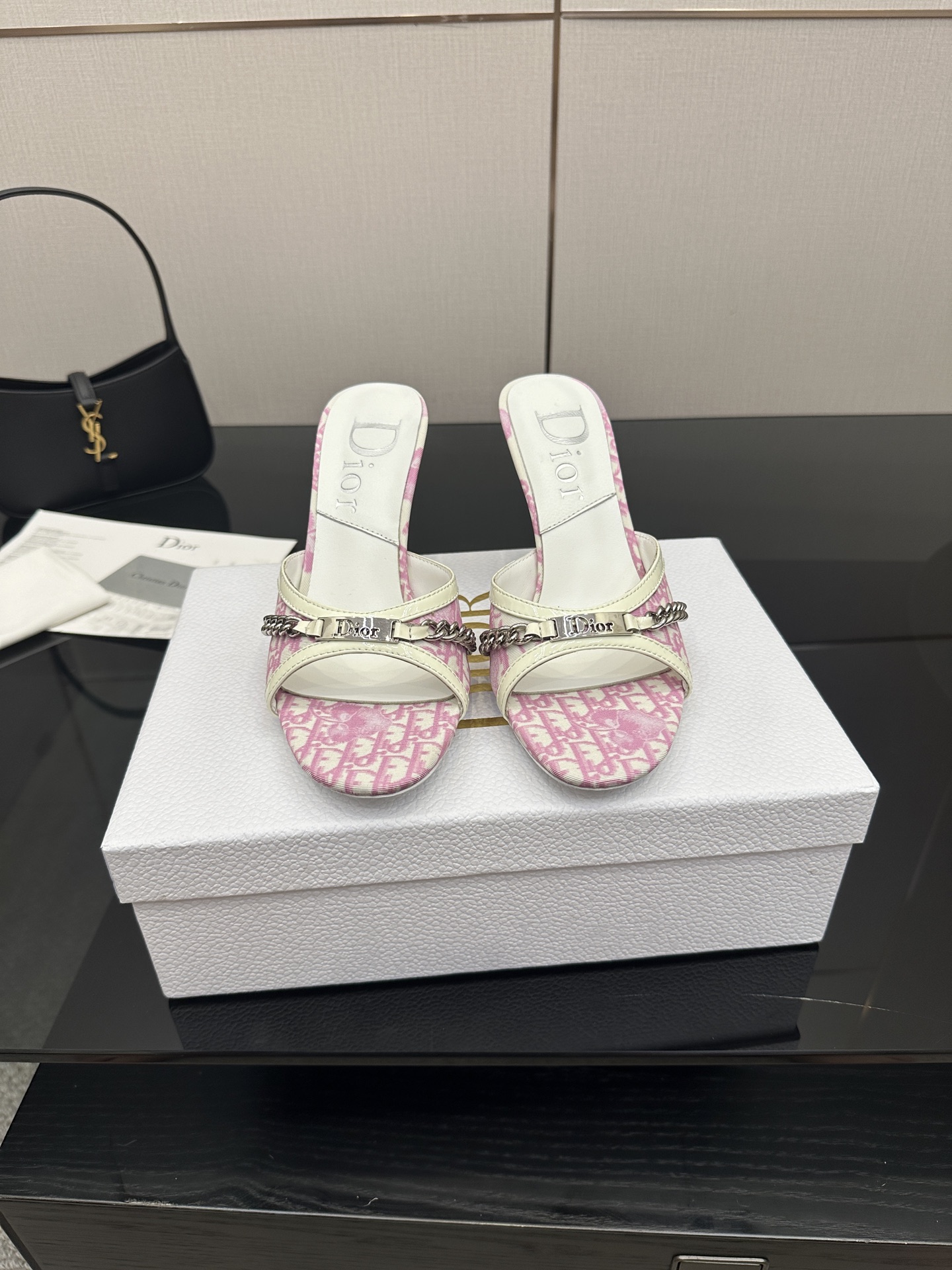 NO:463904,Dior 2025 Spring and Summer Show new punk style chain hardware buckle color-blocking women's shoes CD star same fashion Oblique dark flower letter logo jacquard embroidery pattern round toe exposed toe high heels rear hollow sandals Material: upper environmentally friendly embroidered breathable fabric/imported beef patent leather + water dyed sheepskin inner footbed + original molded hardware buckle + Italian leather outsole Heel height: 8.5CM size35-42 (34.40.41.42 custom made without return), high heels slippers, dior, dior, high heels, slippers, sheepskin, Leather soles19860909Dior 迪奥 2025春夏走秀新款朋克风格链条五金扣拼色女鞋 CD明星同款时尚Oblique暗花字母logo提花刺绣图案圆头露趾高跟后空凉拖鞋 材质:鞋面环保刺绣透气面料/进口牛漆皮+水染羊皮内里垫脚+原版开模五金扣+意大利真皮大底 跟高:8.5CM size35-42(34.40.41.42定做不退换),高跟鞋拖鞋,dior,dior,high heels,slippers,sheepskin,Leather soles,Women's Shoes