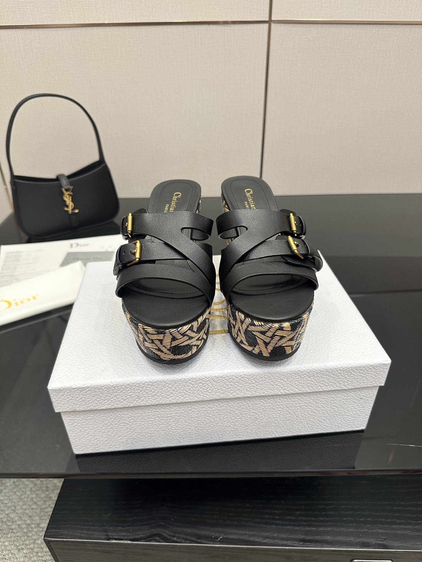 NO:463883,Dior 25ss summer high-end new sandals. Simple and super versatile. Perfect and luxurious to wear with spring and summer clothing. The feel of the feet is even more comfortable!  The original material is perfectly replicated. The original disassembled mold is detached. The original fabric is customized cowhide. The inner lining is customized sheepskin. The foot pad is original custom sheepskin. The original rubber sole is complete. The original packaging is 35-41 (customized for 40.41), slippers, dior, dior, sandals, slippers, cowhide, sheepskin19860909Dior 迪奥 25ss 夏季高版本新款凉鞋. 简约超级百搭. 上脚完美奢华可任意搭配春夏服饰. 脚感更是舒适！材质原版完美复刻. 原版拆解开模. 面料原版定制牛皮 内里原版定制羊皮 垫脚原版定制羊皮 大底原版橡胶底 包装原版全套包装 码数35-41(40.41定做）,拖鞋,dior,dior,sandals,slippers,cowhide,sheepskin,Women's Shoes