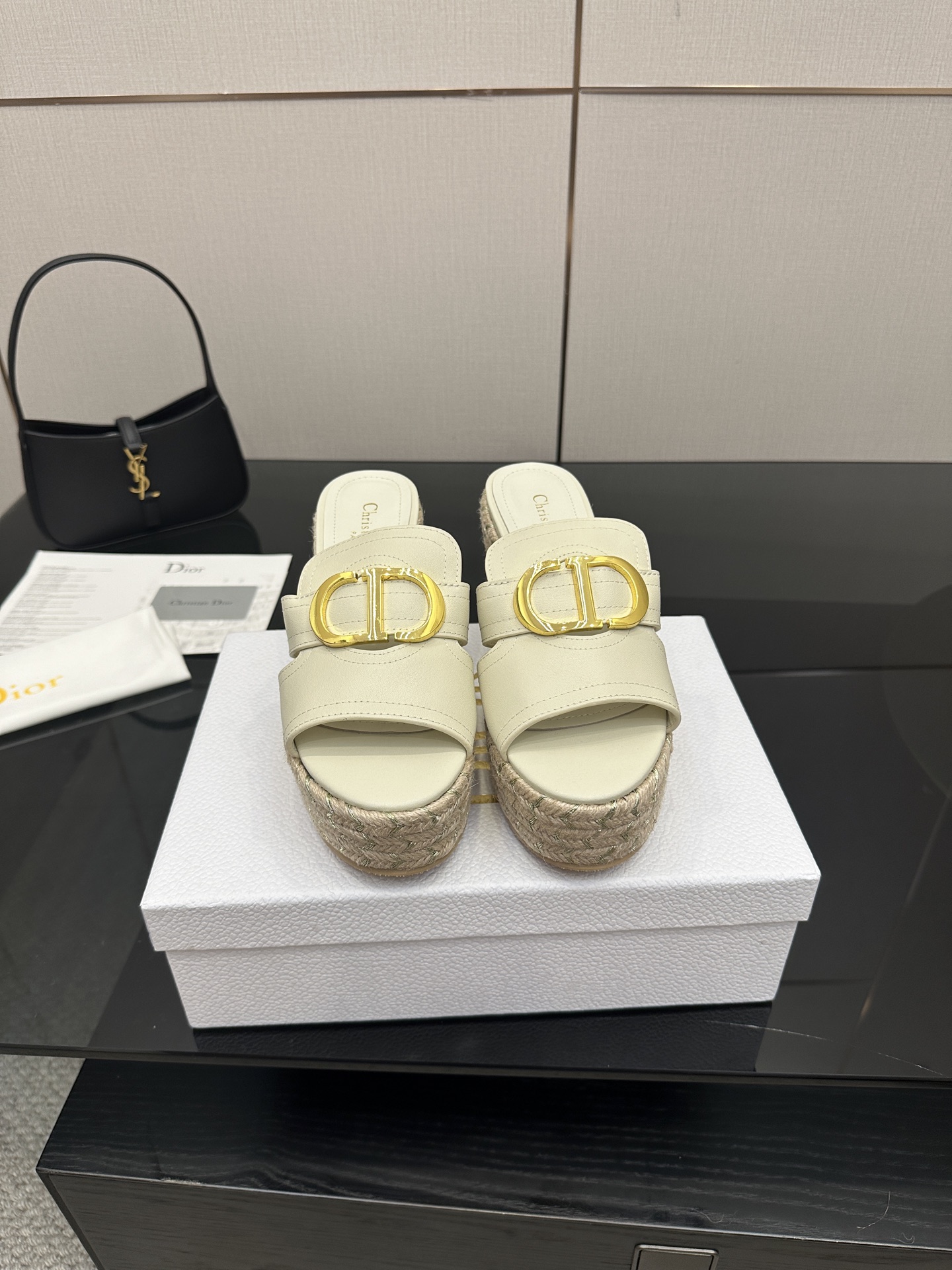 NO:463890,Dior 25ss summer high-end new wedge slippers are simple and super versatile. They are perfect and luxurious to match with spring and summer clothing at will. The feel of the feet is even more comfortable!  The original material is perfectly replicated. The original disassembled mold. The original fabric is customized cowhide. The inner lining is customized sheepskin. The foot pad is customized sheepskin. The original sole is woven rubber sole. The original packaging is complete with the size 35-41 (40.41 customized), slippers, dior, dior, slippers, cowhide, sheepskin19860909Dior 迪奥 25ss 夏季高版本新款坡跟拖鞋 简约超级百搭. 上脚完美奢华可任意搭配春夏服饰. 脚感更是舒适！材质原版完美复刻. 原版拆解开模. 面料原版定制牛皮 内里原版定制羊皮 垫脚原版定制羊皮 大底原版编织橡胶底 包装原版全套包装 码数35-41(40.41定做）,拖鞋,dior,dior,slippers,cowhide,sheepskin,Women's Shoes