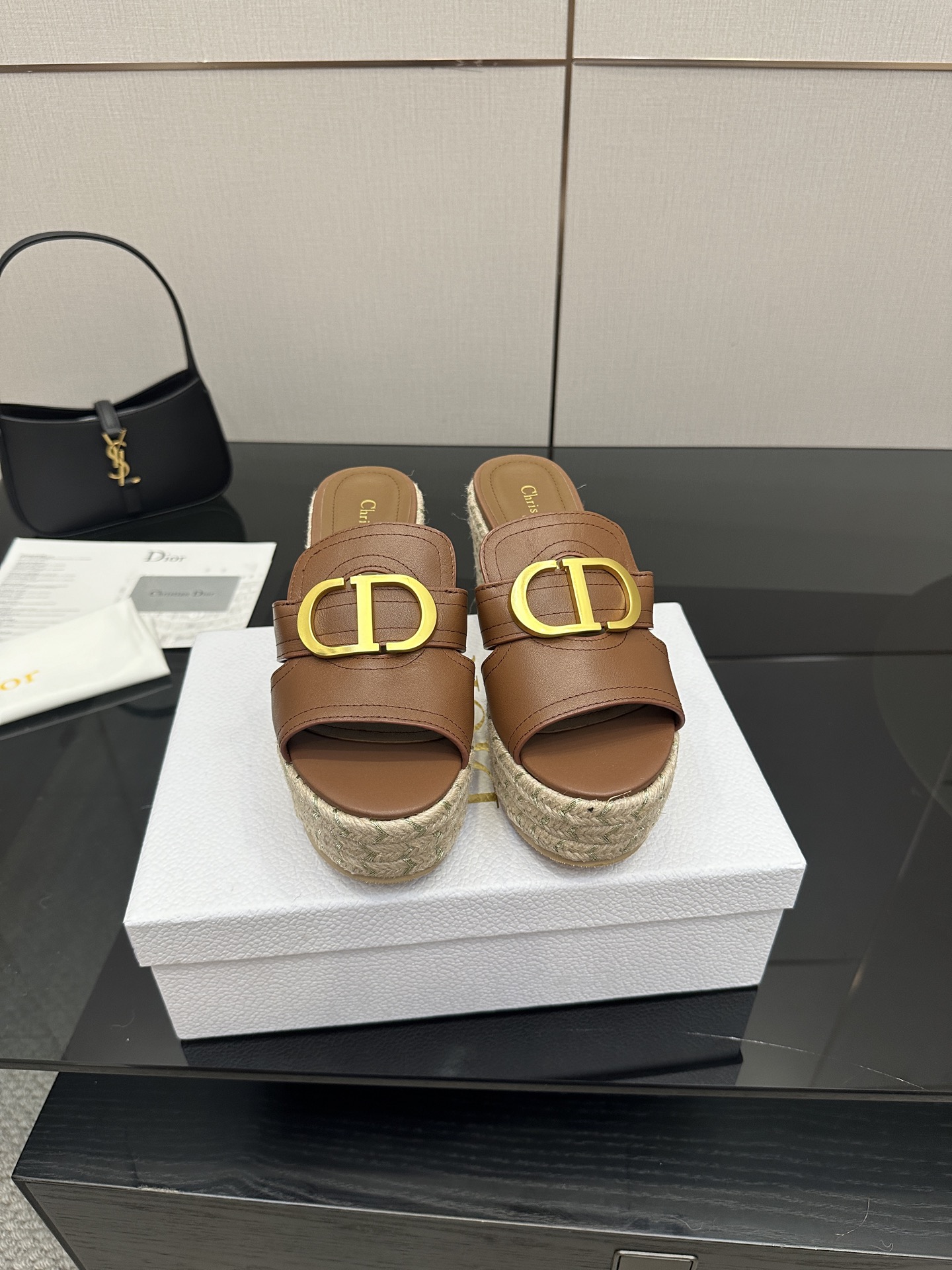 NO:463897,Dior 25ss summer high-end new sandals. Simple and super versatile. Perfect and luxurious to wear with spring and summer clothing. The feel of the feet is even more comfortable!  The original material is perfectly replicated. The original disassembled mold. The original fabric is customized cowhide. The inner lining is customized sheepskin. The foot pad is customized sheepskin. The original sole is rubber sole. The original packaging is complete. The number of sizes is 35-41 (40.41 customized), slippers, dior, dior, sandals, slippers, cowhide, sheepskin19860909Dior 迪奥 25ss 夏季高版本新款凉鞋. 简约超级百搭. 上脚完美奢华可任意搭配春夏服饰. 脚感更是舒适！材质原版完美复刻. 原版拆解开模. 面料原版定制牛皮 内里原版定制羊皮 垫脚原版定制羊皮 大底原版橡胶底 包装原版全套包装 码数35-41(40.41定做）,拖鞋,dior,dior,sandals,slippers,cowhide,sheepskin,Women's Shoes