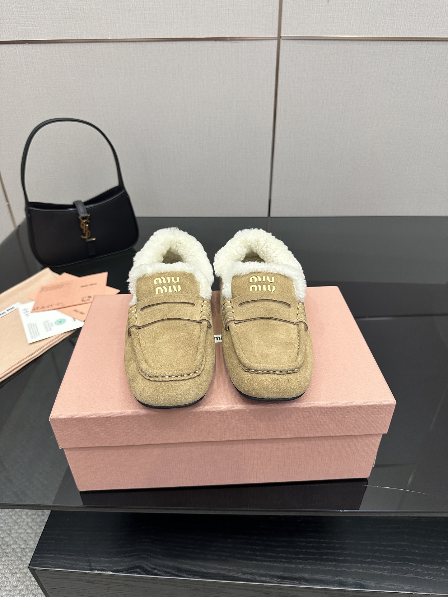 NO:463876,MiuMi/MuMi 25 autumn and winter new style, one-foot-slim single shoes, official autumn and winter new style, fashionable and versatile, salty and sweet, not polished at all, super age-reducing whether wearing barefoot or socks, super invincible and versatile original 1-to-1 copy, custom imported cowhide Australian encrypted wool, inner wool, soles counter sole size 3540 (41 custom made, no return or exchange), loafers and fur shoes, miumiu, loafers, cowhide, socks19860909MiuMi／缪缪25秋冬新款一脚蹬懒人单鞋 官方秋冬季新款,时髦百搭·即可咸又可甜·一点也不磨脚·无论光脚穿还是搭配袜子穿都超级减龄 超级无敌百搭原版1比1复制 鞋面定制进口牛皮澳洲加密羊毛 内里羊毛 鞋底专柜大底 码数3540（41订做不退换）,乐福鞋毛毛鞋,miumiu,loafers,cowhide,socks,Women's Shoes