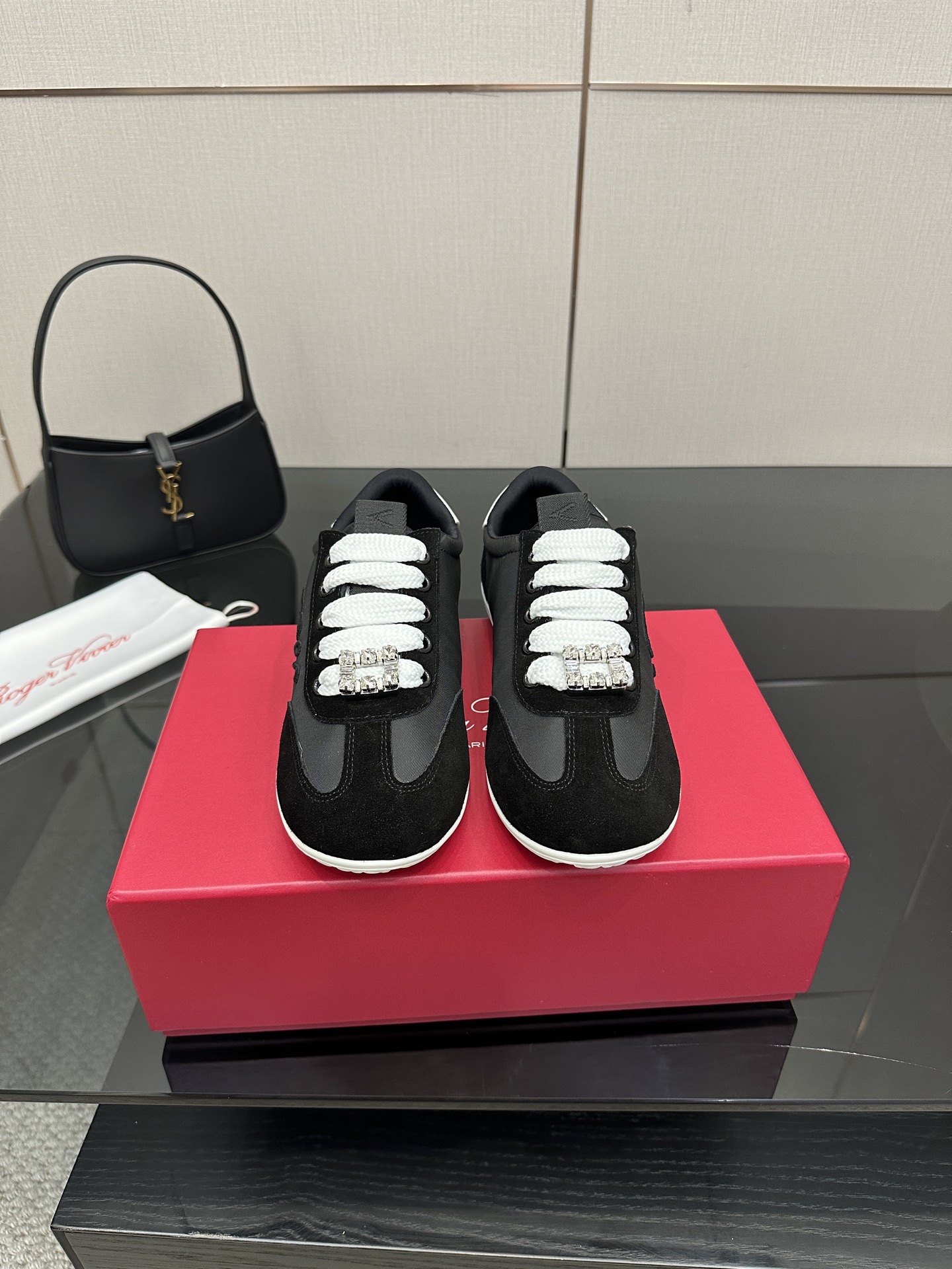 NO:463866,Roger vivier | RV25WF new square buckle casual and moral training shoes continue to write a classic chapter with new square buckles. It seamlessly connects retro style with modern trends. Once it is unveiled, it becomes the focus of attention in the fashion circle. The iconic square buckle is made of shining metal material. Simple and smooth lines outline the elegant outline. After years of baptism, it is still as bright as new. It becomes the finishing touch of the whole pair of shoes. Paired with simple jeans and white shirts to create a casual and exquisite casual style. Wear it with a flowing floral skirt and walks on the spring street. The retro and romantic atmosphere is coming. The fabric is made of original custom leather. The inner foot pads are all sheepskin. The original open mold custom TPU outsole size35-39 (40 customization), casual shoes/sports shoes, roger  vivier,sneakers,skirts,jeans,shirts,sheepskin19860909Roger vivier | RV25WF新品方扣 休闲德训鞋 以新款方扣德训鞋续写经典篇章. 它将复古格调与现代潮流无缝衔接 一经亮相 便成为时尚圈的瞩目焦点. 标志性的方扣 以闪耀的金属材质打造 简洁流畅的线条勾勒出优雅轮廓 历经岁月洗礼仍璀璨如新 成为整双鞋的点睛之笔. 搭配简约的牛仔裤和白衬衫 营造出随性又不失精致的休闲风 穿上它搭配飘逸的碎花裙 漫步在春日街头 复古浪漫氛围扑面而来. 面料采用原版定制皮料 内里垫脚均为羊皮 原版开模定制TPU大底 size35-39（40定制）,休闲鞋/运动鞋,roger vivier,sneakers,skirts,jeans,shirts,sheepskin,Women's Shoes