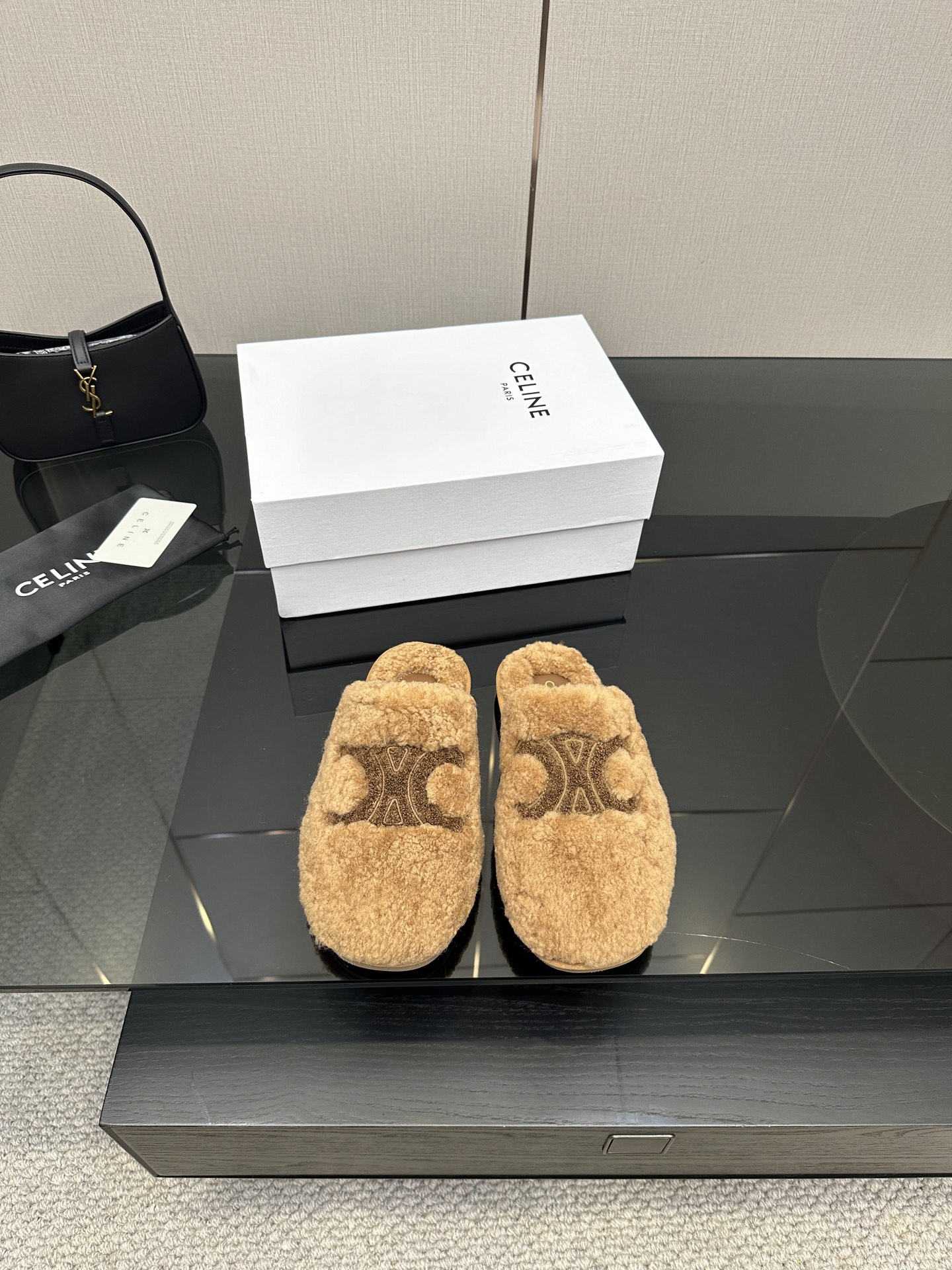 NO:465283,Celine Silin's new autumn and winter wool wool drag 'Wear first' series, walking sheep wool, the furry is so cute and comfortable. The whole shoe uses pure wool, which uses European imported A-grade wool, and there is no artificial wool composition. The difference between artificial wool in the market. Only when you put it in, you can truly feel the feeling of falling into the clouds. The footbed logo is imported sheepskin. No small details are left out. The outsole is consistent with the original version. The film is wear-resistant and non-slip. Size35-39 (customized by 40), semi-dragged wool shoes, celine, sheepskin19860909Celine 思琳秋冬新品羊毛毛拖 “抢先穿”系列 行走的羊咩咩 毛茸茸的实在是太可爱太舒服啦 全鞋采用纯羊毛是选用欧洲进口A级羊毛 一点人造毛的成分都没有 区别市场人造毛 穿进去的那一刻才真正体会到坠入云端的感觉 垫脚logo是进口羊皮.任何小细节都没放过 大底与原版一致采用TPU材质 底片耐磨防滑 Size35-39（40定制）,半拖毛毛鞋,celine,sheepskin,Women's Shoes