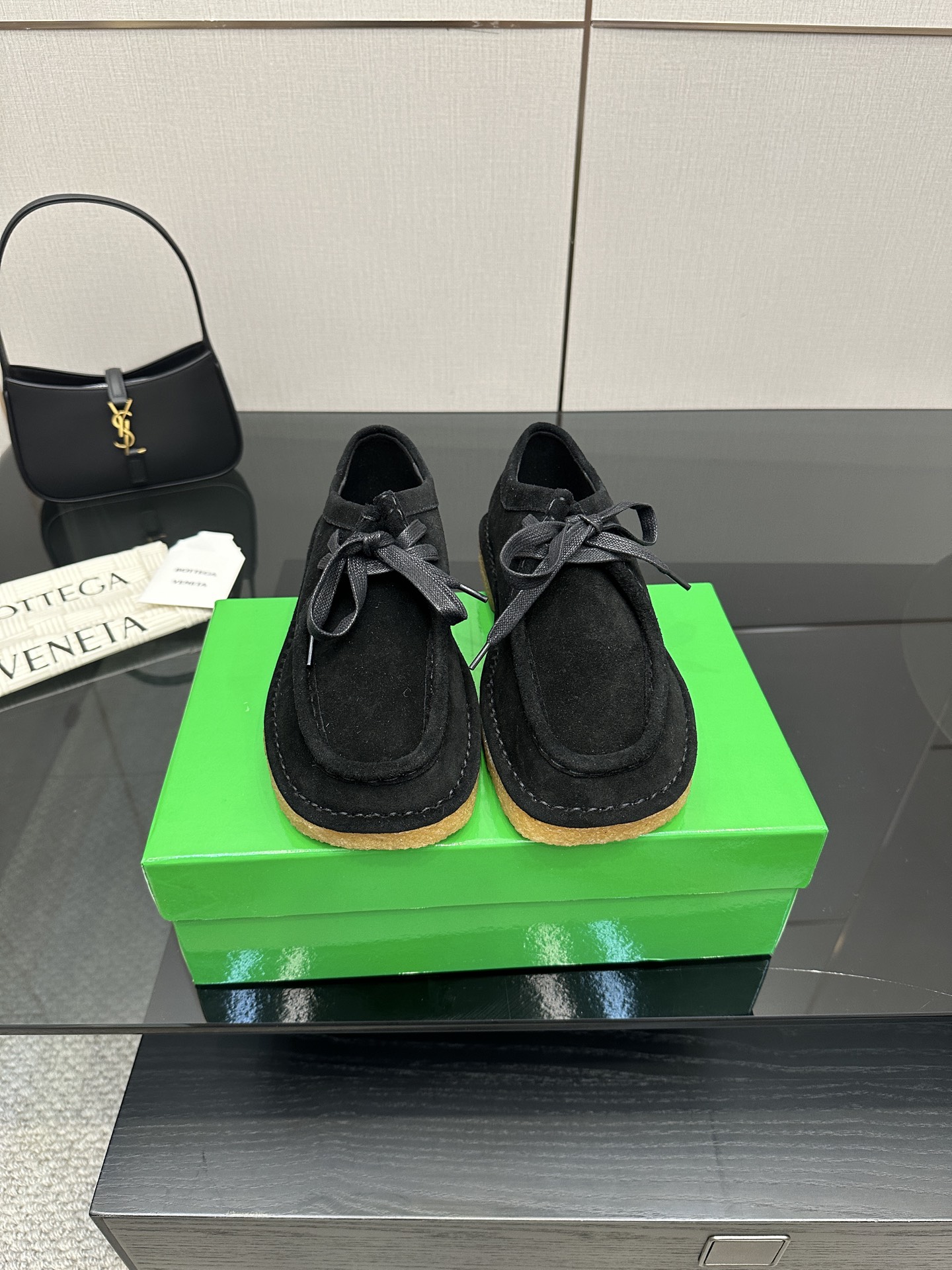 NO:465249,Women's men's 340 BOTTEGA VENET* Two-stage outsole design Hidden blue Calf reverse velvet leather Suede Comfortable design Original outsole hardware logo The most complete color versatile exquisite flat sole wrapping fabric Same color heel leather Careful design Never sloppy and comfortable durable ——————————————————————————————————————————————————————————————————————————————————————————————————————————————————————————————————————————————————————————————————————————————————————————————————————————————————————————————————————————————————————————————————————————————————————————————————————————————————————————————————————————————————————————————————————————————————————————————————————————————————————————————————————  36 37 38 39 40 41 42 Male size 39 40 41 42 43 44 45 (female 40 41 42 Male 39 45 Customized), ballet shoes, bottega veneta, sheepskin, chamois leather19860909女款男款340 BOTTEGA VENET* 两段式大底设计 藏蓝 小牛反绒皮 麂皮 舒适设计 原版大底五金logo 最全色百搭 精致平底 包裹面料 同色跟皮 用心设计 绝不马虎 耐穿舒适 —————————————— 鞋面选用小羊皮 反绒麂皮  材质柔软顺滑 手工缝制后拉链开合设计 性感舒适 手工缝制工艺 垫脚内里选用羊皮内里舒适高端 烟胶大底  对标对版 选用原版包装 鞋子布袋采用印胶logo工艺 市场最高端 采用热熔胶定型鞋头 后跟 易回弹不变形 平底 系列 包面料工艺 鞋面车线选用意大利电脑针车 做工精细 选用原版包装  女码 35 36 37 38 39 40 41 42 男码 39 40 41 42 43 44 45 （女 40 41 42 男39 45 定制）,芭蕾舞鞋,bottega veneta,sheepskin,chamois leather,Women's Shoes