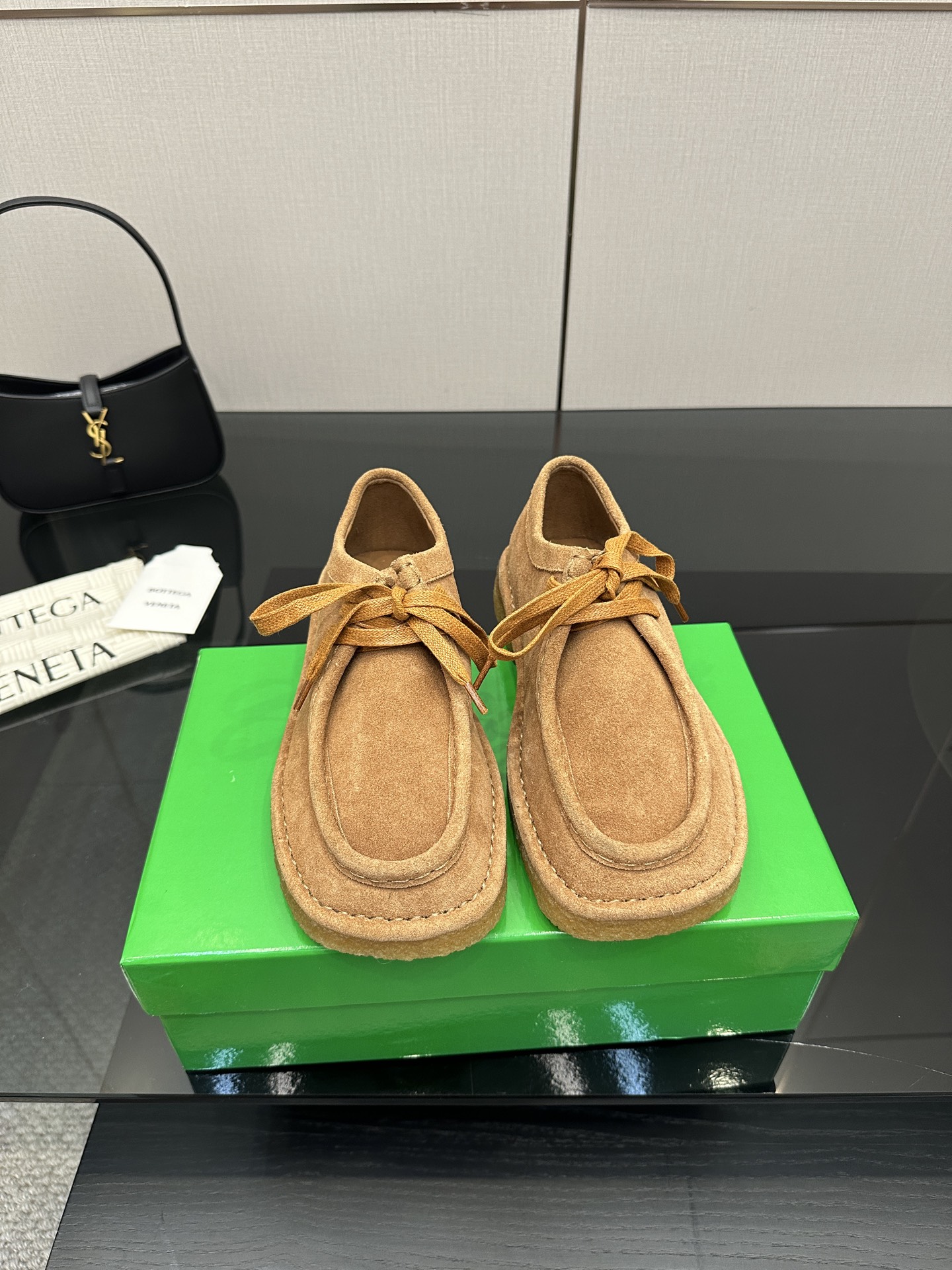 NO:465256,Women's men's 340 BOTTEGA VENET* Two-stage outsole design, navy blue, calf reverse velvet leather, suede, comfortable design, original outsole hardware logo, most complete colors, exquisite flat sole, wrap fabric, same color heel leather, careful design, never sloppy, durable and comfortable, ————————————————————————————————————————————————————————————————————————————————————————————————————————————————————————————————————————————————————————————————————————————————————————————————————————————————————————————————————————————————————————————————————————————————————————————————————————————————————————————————————————————————————————————————————————————————————————————————————————————————————————————————————————  36 37 38 39 40 41 42 Male size 39 40 41 42 43 44 45 (female 40 41 42 Male 39 45 Customized), ballet shoes, bottega veneta, sheepskin, chamois leather19860909女款男款340 BOTTEGA VENET* 两段式大底设计 藏蓝 小牛反绒皮 麂皮 舒适设计 原版大底五金logo 最全色百搭 精致平底 包裹面料 同色跟皮 用心设计 绝不马虎 耐穿舒适 —————————————— 鞋面选用小羊皮 反绒麂皮  材质柔软顺滑 手工缝制后拉链开合设计 性感舒适 手工缝制工艺 垫脚内里选用羊皮内里舒适高端 烟胶大底  对标对版 选用原版包装 鞋子布袋采用印胶logo工艺 市场最高端 采用热熔胶定型鞋头 后跟 易回弹不变形 平底 系列 包面料工艺 鞋面车线选用意大利电脑针车 做工精细 选用原版包装  女码 35 36 37 38 39 40 41 42 男码 39 40 41 42 43 44 45 （女 40 41 42 男39 45 定制）,芭蕾舞鞋,bottega veneta,sheepskin,chamois leather,Women's Shoes