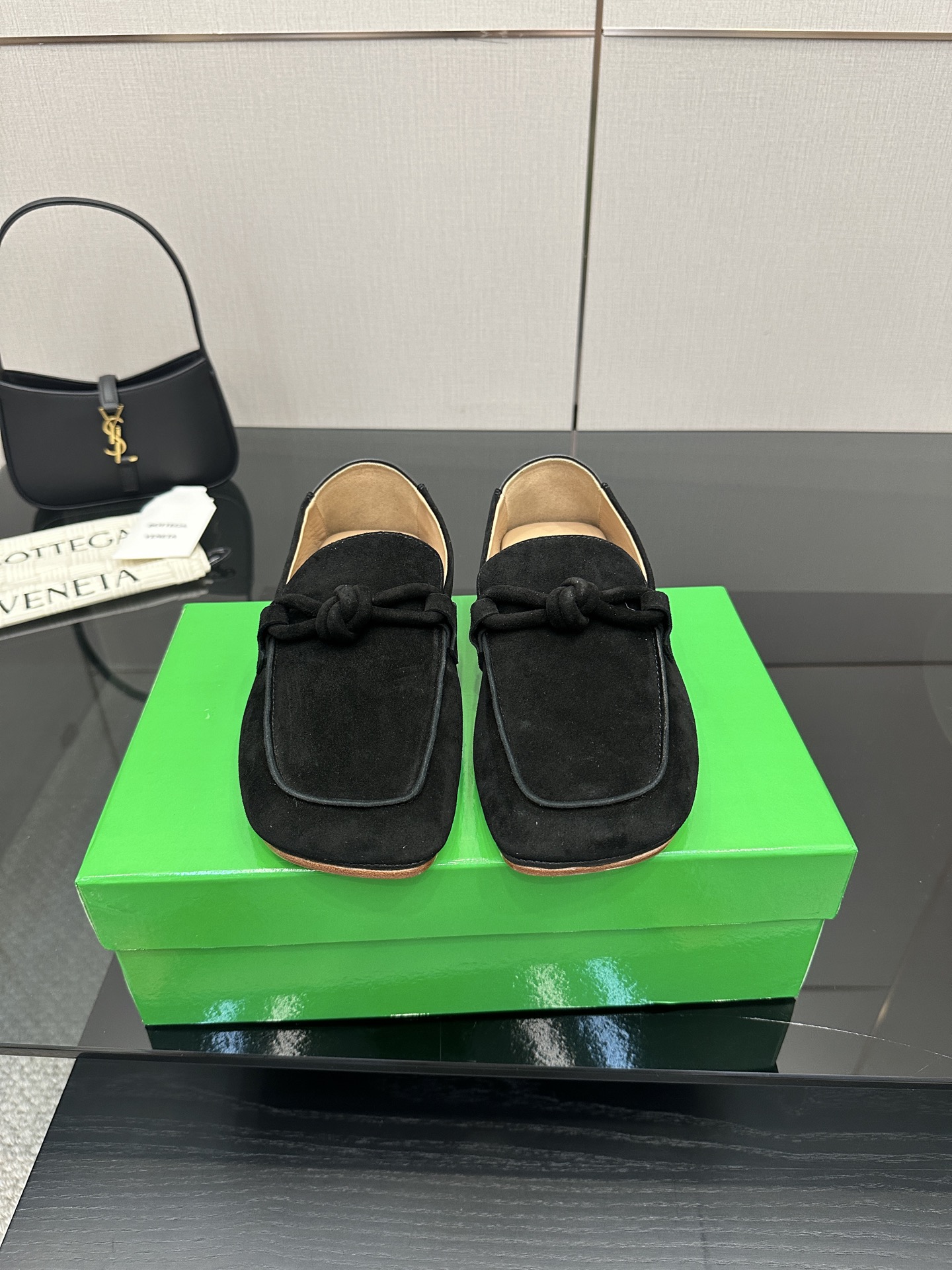 NO:465269,Women's Model BOTTEGA VENET* men's and women's loafers Two-stage outsole design Coffee lamb reverse velvet leather Suede Comfortable design Original outsole hardware logo The most complete color versatile exquisite flat sole wrapping fabric Same color heel leather Careful design Never sloppy and durable comfortable ——————————————————————————————————————————————————————————————————————————————————————————————————————————————————————————————————————————————————————————————————————————————————————————————————————————————————————————————————————————————————————————————————————————————————————————————————————————————————————————————————————————————————————————————————————————————————————————————————————————————————————————————————  Fine workmanship Select original packaging Women's size 35 36 37 38 39 40 41 42 Men's size 39 40 41 42 43 44 45 (Female 40 41 42 Male 39 45 Customized), Ballet shoes, bottega veneta, loafers, sheepskin, chamois leather, Leather soles19860909女款 男款 BOTTEGA VENET*男女款乐福鞋 两段式大底设计 咖啡色小羊反绒皮 麂皮 舒适设计 原版大底五金logo 最全色百搭 精致平底 包裹面料 同色跟皮 用心设计 绝不马虎 耐穿舒适 —————————————— 鞋面选用小羊皮 反绒麂皮  材质柔软顺滑 手工缝制后拉链开合设计 性感舒适 手工缝制工艺 垫脚内里选用羊皮内里舒适高端 打钉大底选用原版开模 一致真皮大底  对标对版 选用原版包装 鞋子布袋采用印胶logo工艺 市场最高端 采用热熔胶定型鞋头 后跟 易回弹不变形 平底 系列 包面料工艺 鞋面车线选用意大利电脑针车 做工精细 选用原版包装  女码 35 36 37 38 39 40 41 42 男码 39 40 41 42 43 44 45 （女 40 41 42 男39 45 定制）,芭蕾舞鞋,bottega veneta,loafers,sheepskin,chamois leather,Leather soles,Women's Shoes