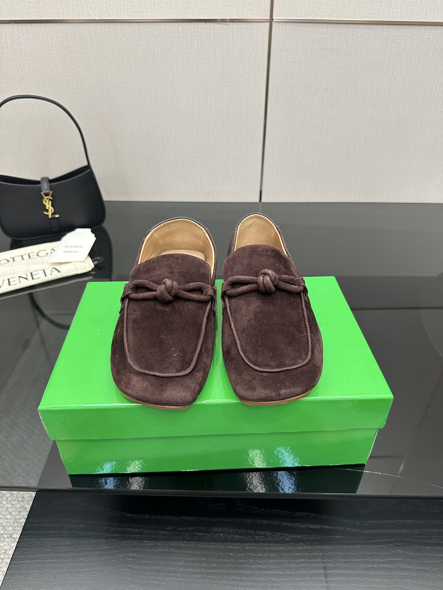 NO:465276,Women's men's BOTTEGA VENET* men's and women's loafers Two-stage outsole design Coffee lamb reverse velvet leather Suede Comfortable design Original outsole hardware logo The most complete color versatile exquisite flat sole wrapping fabric Same color heel leather Careful design Never sloppy and durable comfortable ————————————————————————————————————————————————————————————————————————————————————————————————————————————————————————————————————————————————————————————————————————————————————————————————————————————————————————————————————————————————————————————————————————————————————————————————————————————————————————————————————————————————————————————————————————————————————————————————————————————————————————————————  Fine workmanship Select original packaging Women's size 35 36 37 38 39 40 41 42 Men's size 39 40 41 42 43 44 45 (Female 40 41 42 Male 39 45 Customized), Ballet shoes, bottega veneta, loafers, sheepskin, chamois leather, Leather soles19860909女款男款 BOTTEGA VENET*男女款乐福鞋 两段式大底设计 咖啡色小羊反绒皮 麂皮 舒适设计 原版大底五金logo 最全色百搭 精致平底 包裹面料 同色跟皮 用心设计 绝不马虎 耐穿舒适 —————————————— 鞋面选用小羊皮 反绒麂皮  材质柔软顺滑 手工缝制后拉链开合设计 性感舒适 手工缝制工艺 垫脚内里选用羊皮内里舒适高端 打钉大底选用原版开模 一致真皮大底  对标对版 选用原版包装 鞋子布袋采用印胶logo工艺 市场最高端 采用热熔胶定型鞋头 后跟 易回弹不变形 平底 系列 包面料工艺 鞋面车线选用意大利电脑针车 做工精细 选用原版包装  女码 35 36 37 38 39 40 41 42 男码 39 40 41 42 43 44 45 （女 40 41 42 男39 45 定制）,芭蕾舞鞋,bottega veneta,loafers,sheepskin,chamois leather,Leather soles,Women's Shoes