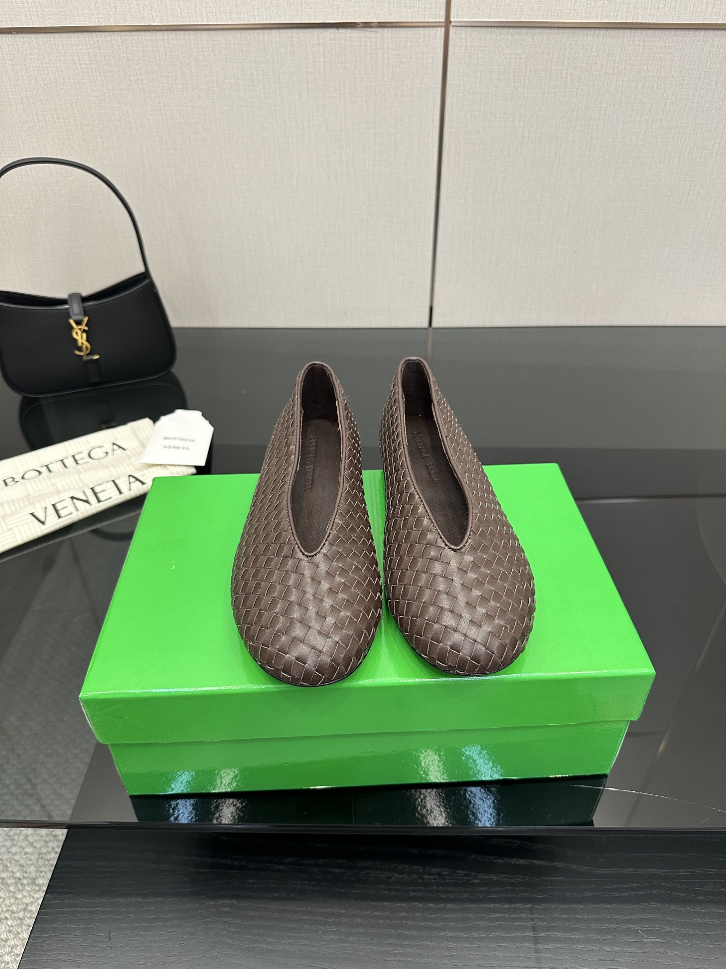 NO:465287,Knitting upper Hand-woven BV Rosa ballet shoes 3mm & 6mm Comfort Soft Single shoes Hand-woven Millimeter pull strips Shoe mouth piping crafts Hand-woven high-end fabric Hand-woven sheepskin inner comfortable and high-end outsoles with Italian leather outsoles & injection rubber craftsmanship Use light dyeing technology Benchmarking version Select original packaging Shoe bags with glue logo technology The highest end of the market Use hot melt glue toe toe heel Easy to rebound and not deformed The upper line is Italian computer needle truck Fine workmanship Select original packaging Treat customers sincerely 35 36 37 38 39 40 41 42 (40 41 42 Customized), ballet shoes, bottega  veneta, sheepskin, Leather soles19860909编织鞋面 手工编织 BV Rosa 芭蕾舞鞋 3毫米&6毫米 舒适 柔软 单鞋 手工编织 毫米抽条 鞋口滚边工艺  手工编织而成 高档舒适 面料 手工编织而成  垫脚羊皮内里舒适高端 大底选用意大利真皮大底&注塑橡胶工艺 运用轻染工艺 对标对版 选用原版包装 鞋子布袋采用印胶logo工艺 市场最高端 采用热熔胶定型鞋头 后跟 易回弹不变形  鞋面车线选用意大利电脑针车 做工精细 选用原版包装 真心对待客人 35 36 37 38 39 40 41 42（40 41 42 定制）,芭蕾舞鞋,bottega veneta,sheepskin,Leather soles,Women's Shoes