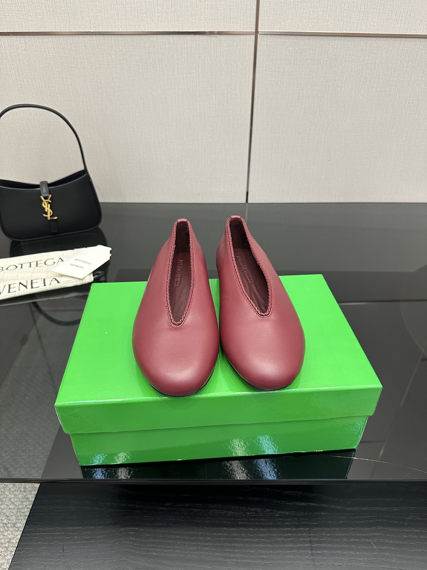 NO:465294,Bottega Veneta ballet shoes lambskin round leather lace inlaid shoe mouth Single shoe series Flat design Soft and comfortable Built-in foot pads as clouds Hand-woven lace inlaid shoe mouth Super soft and comfortable This classic model is simply bv latest ceiling Colorful versatile mm pull strips Shoe mouth inlaid hand-woven high-end fabric with high quality lambskin hand-woven foot pad sheepskin inner comfortable and high-end outsole with Italian leather outsole & injection rubber craftsmanship with light dyeing process Benchmarking version Select original packaging Shoe bags adopt glue logo technology The highest end of the market Use hot melt glue toe toe heel easy to rebound and not deformed upper car line with Italian computer needle truck Fine workmanship Select original packaging Treat customers sincerely 35 36  37 38 39 40 41 42 (40 41 42 Customized), ballet shoes, bottega veneta, bottega veneta, sheepskin, Leather soles19860909Bottega Veneta芭蕾舞鞋 小羊皮 圆皮花边 镶嵌鞋口 单鞋系列 平底设计 柔软舒适 内置垫脚 云朵般舒适 手工编织花边 镶嵌鞋口 超级柔软舒适 这款经典款 简直bv最新天花板啦 彩色百搭  毫米抽条 鞋口镶嵌  手工编织而成 高档舒适 面料选用优质小羊皮 手工编织而成  垫脚羊皮内里舒适高端 大底选用意大利真皮大底&注塑橡胶工艺 运用轻染工艺 对标对版 选用原版包装 鞋子布袋采用印胶logo工艺 市场最高端 采用热熔胶定型鞋头 后跟 易回弹不变形  鞋面车线选用意大利电脑针车 做工精细 选用原版包装 真心对待客人 35 36 37 38 39 40 41 42 （40 41 42 定制）,芭蕾舞鞋,bottega veneta,bottega veneta,sheepskin,Leather soles,Women's Shoes