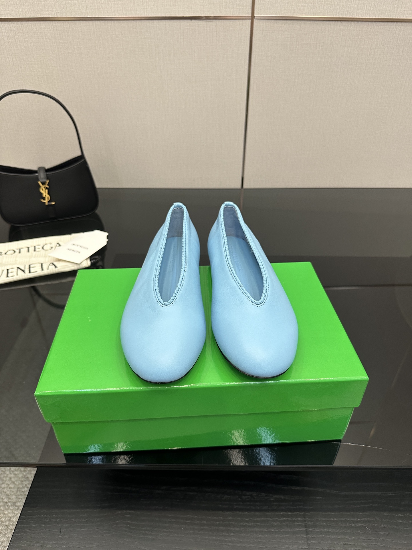 NO:465239,Bottega Veneta ballet shoes lambskin round leather lace inlaid shoe mouth Single shoe series Flat design Soft and comfortable Built-in foot pads as clouds Hand-woven lace inlaid shoe mouth Super soft and comfortable This classic model is simply bv latest ceiling Colorful versatile mm pull strips Shoe mouth inlaid hand-woven high-end fabric with high quality lambskin hand-woven foot pad sheepskin inner comfortable and high-end outsole with Italian leather outsole & injection rubber craftsmanship with light dyeing process Benchmarking version Select original packaging Shoe bags adopt glue logo technology The highest end of the market Use hot melt glue toe toe heel easy to rebound and not deformed upper car line with Italian computer needle truck Fine workmanship Select original packaging Treat customers sincerely 35 36  37 38 39 40 41 42 (40 41 42 Customized), ballet shoes, bottega veneta, bottega veneta, sheepskin, Leather soles19860909Bottega Veneta芭蕾舞鞋 小羊皮 圆皮花边 镶嵌鞋口 单鞋系列 平底设计 柔软舒适 内置垫脚 云朵般舒适 手工编织花边 镶嵌鞋口 超级柔软舒适 这款经典款 简直bv最新天花板啦 彩色百搭  毫米抽条 鞋口镶嵌  手工编织而成 高档舒适 面料选用优质小羊皮 手工编织而成  垫脚羊皮内里舒适高端 大底选用意大利真皮大底&注塑橡胶工艺 运用轻染工艺 对标对版 选用原版包装 鞋子布袋采用印胶logo工艺 市场最高端 采用热熔胶定型鞋头 后跟 易回弹不变形  鞋面车线选用意大利电脑针车 做工精细 选用原版包装 真心对待客人 35 36 37 38 39 40 41 42 （40 41 42 定制）,芭蕾舞鞋,bottega veneta,bottega veneta,sheepskin,Leather soles,Women's Shoes