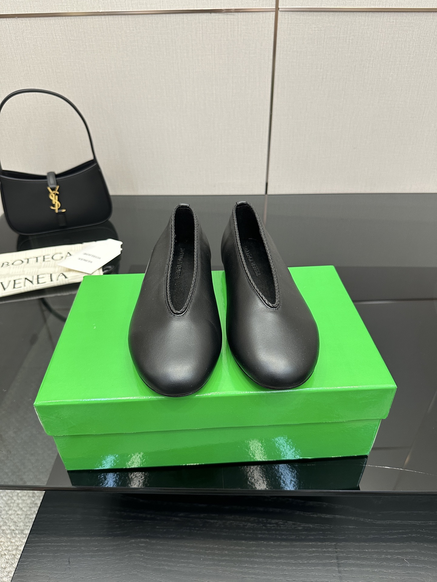 NO:465244,Bottega Veneta ballet shoes lambskin round leather lace inlaid shoe mouth Single shoe series Flat design Soft and comfortable Built-in foot pads as clouds Hand-woven lace inlaid shoe mouth Super soft and comfortable This classic model is simply bv latest ceiling Colorful versatile mm pull strips Shoe mouth inlaid hand-woven high-end fabric with high quality lambskin hand-woven foot pad sheepskin inner comfortable and high-end outsole with Italian leather outsole & injection rubber craftsmanship with light dyeing process Benchmarking version Select original packaging Shoe bags adopt glue logo technology The highest end of the market Use hot melt glue toe toe heel easy to rebound and not deformed upper car line with Italian computer needle truck Fine workmanship Select original packaging Treat customers sincerely 35 36  37 38 39 40 41 42 (40 41 42 Customized), ballet shoes, bottega veneta, bottega veneta, sheepskin, Leather soles19860909Bottega Veneta芭蕾舞鞋 小羊皮 圆皮花边 镶嵌鞋口 单鞋系列 平底设计 柔软舒适 内置垫脚 云朵般舒适 手工编织花边 镶嵌鞋口 超级柔软舒适 这款经典款 简直bv最新天花板啦 彩色百搭  毫米抽条 鞋口镶嵌  手工编织而成 高档舒适 面料选用优质小羊皮 手工编织而成  垫脚羊皮内里舒适高端 大底选用意大利真皮大底&注塑橡胶工艺 运用轻染工艺 对标对版 选用原版包装 鞋子布袋采用印胶logo工艺 市场最高端 采用热熔胶定型鞋头 后跟 易回弹不变形  鞋面车线选用意大利电脑针车 做工精细 选用原版包装 真心对待客人 35 36 37 38 39 40 41 42 （40 41 42 定制）,芭蕾舞鞋,bottega veneta,bottega veneta,sheepskin,Leather soles,Women's Shoes