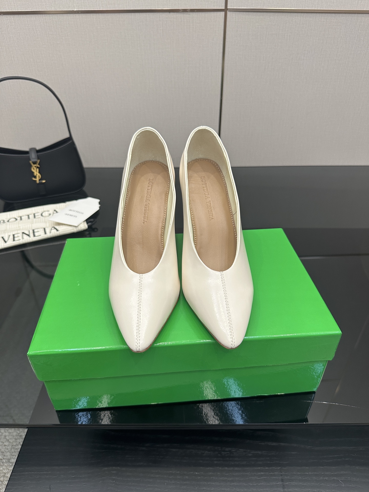 NO:465272,Bottega Veneta commuting essentials Early autumn series are all so beautiful. Elegant materials are used on shoes intellectually, elegantly and capable. The design is full of high-end design. The fabric is made of original calfskin and the styling technology pursues the perfect internal craftsmanship. Heels are used for foot pads. Never be careless. Original outsole craftsmanship. Brand classics. Italian leather outsole is selected for the new season. Combined with dyeing technology. Comfortable and high-end flat-soled design to make travel more comfortable 35 36 37 38 39 40 41 42 (40 41 42 customized sizes) Configure original packaging. Hot craftsmanship logo bags, high heels, cowhide, sheepskin, Leather soles19860909Bottega Veneta通勤必备 早秋系列 都好美啊  优雅材质运用在鞋履上知性优雅干练  满满的高级感设计美美哒～  面料选用原版一致小牛皮 以及定型科技追求内部工艺完美  鞋跟 垫脚选用小羊皮 绝不马虎 原版  大底工艺 品牌经典之作 新季选用意大利真皮大底 配合清染技术 搭配橡胶方块工艺  舒适高端 平底 设计 让出行更舒适  35 36 37 38 39 40 41 42  (40 41 42定制码数)  配置原版包装 烫胶工艺logo布袋,高跟鞋单鞋,bottega veneta,high heels,cowhide,sheepskin,Leather soles,Women's Shoes