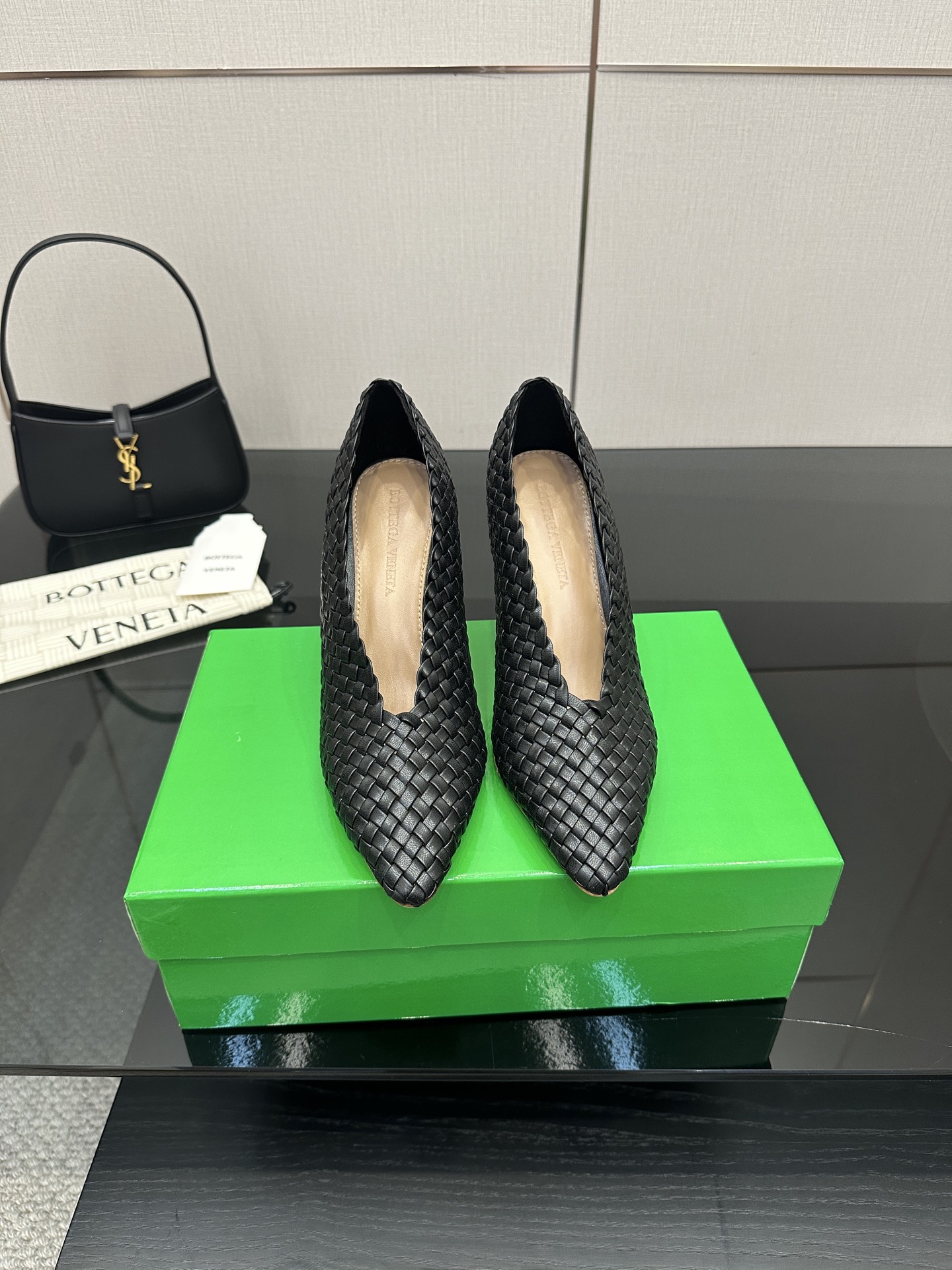 NO:465280,Bottega Veneta integrated hand-woven seamless high heel 9cm hand-woven single shoes This classic model is simply bv latest ceiling, four colors, versatile, simple leather 5mm pull strips, hand-woven, high-end, comfortable, footbed sheepskin inner comfortable, high-end, Italian leather outsole & injection rubber process, light dyeing process, benchmarking and matching version, original packaging, shoe bags adopt glue logo process, market top end, hot melt glue toe, heel, easy to rebound and not deform, upper car line is selected from Italian computer needle truck, fine workmanship, original packaging, treat customers sincerely 35 36 37 38 39 40 41 42 (40 41 42 customized), high heel shoes, bottega  veneta,bottega veneta,high heels,sheepskin,Leather soles19860909Bottega Veneta一体手工编织无接缝高跟 9cm 手工一体编织单鞋 这款经典款 简直bv最新天花板啦 四色 彩色百搭 简约一块皮5 毫米抽条  手工编织而成 高档舒适  垫脚羊皮内里舒适高端 大底选用意大利真皮大底&注塑橡胶工艺 运用轻染工艺 对标对版 选用原版包装 鞋子布袋采用印胶logo工艺 市场最高端 采用热熔胶定型鞋头 后跟 易回弹不变形  鞋面车线选用意大利电脑针车 做工精细 选用原版包装 真心对待客人 35 36 37 38 39 40 41 42 （40 41 42 定制）,高跟鞋单鞋,bottega veneta,bottega veneta,high heels,sheepskin,Leather soles,Women's Shoes