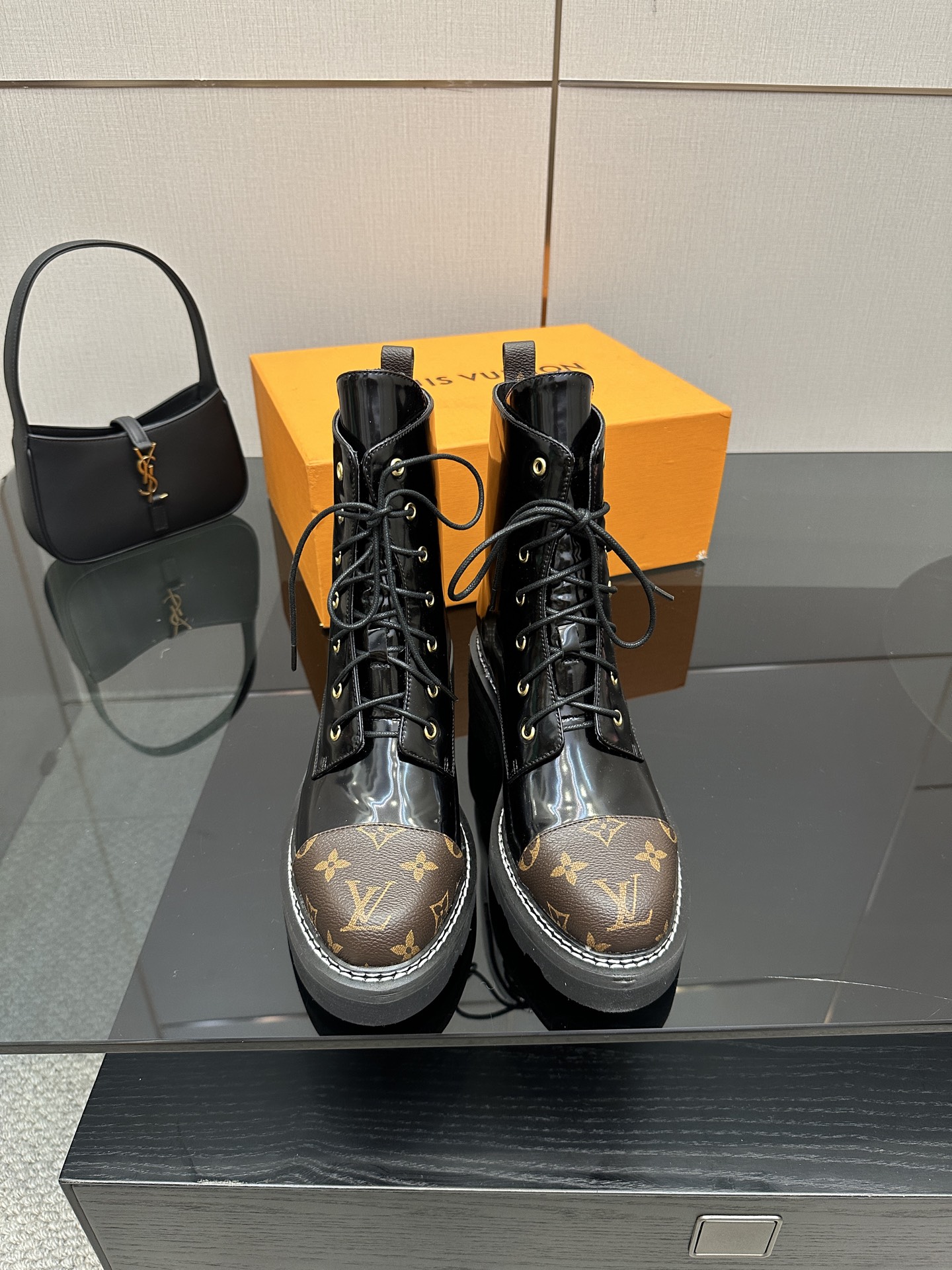 NO:465267,LOUIS VUITTON Counter Latest version Top version LV inner cowhide material is real!  Original 1:1 material copy!  Modern and casual integration!  Release the powerful aura of queen and instantly capture everyone's sight. Inner/foot pad imported cowhide fabric cowhide, full leather with large sole size 35-41 (40, 41, 42 custom-made, no return or exchange), boots, louis vuitton, louis vuitton, louis vuitton, louis vuitton, boots, cowhide19860909LOUIS VUITTON 路易威登 专柜 最新款 顶级版本 LV 内里牛皮材料真实！ 原版1:1材料复制！ 摩登与休闲集为一体！释放出女王般的强势气场 瞬间俘虏所有人的视线 内里/垫脚进口牛皮 面料牛皮 大底全真皮 码数35-41（40、41、42定制不退换）,靴子,louis vuitton,louis vuitton,louis vuitton,boots,cowhide,Women's Shoes