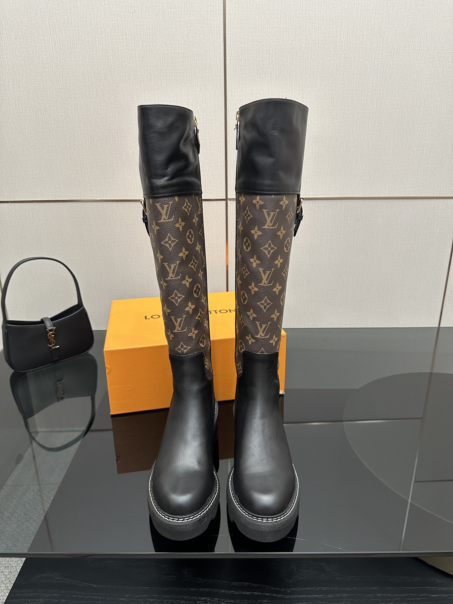 NO:466825,LOUIS VUITTON Counter Latest version Top version LV inner cowhide material is real!  Original 1:1 material copy!  Modern and casual integration!  Release the powerful aura of queen and instantly capture everyone's sight. Inner/foot pad imported cowhide fabric cowhide, full leather with large sole size 35-41 (40, 41, 42 custom-made, non-return and exchange), boots, louis vuitton, louis vuitton, louis vuitton, louis vuitton, boots, cowhide19860909LOUIS VUITTON 路易威登 专柜 最新款 顶级版本 LV 内里牛皮材料真实！ 原版1:1材料复制！ 摩登与休闲集为一体！释放出女王般的强势气场 瞬间俘虏所有人的视线 内里/垫脚进口牛皮 面料牛皮 大底全真皮 码数35-41（40、41、42定制不退换）,靴子,louis vuitton,louis vuitton,louis vuitton,boots,cowhide,Women's Shoes