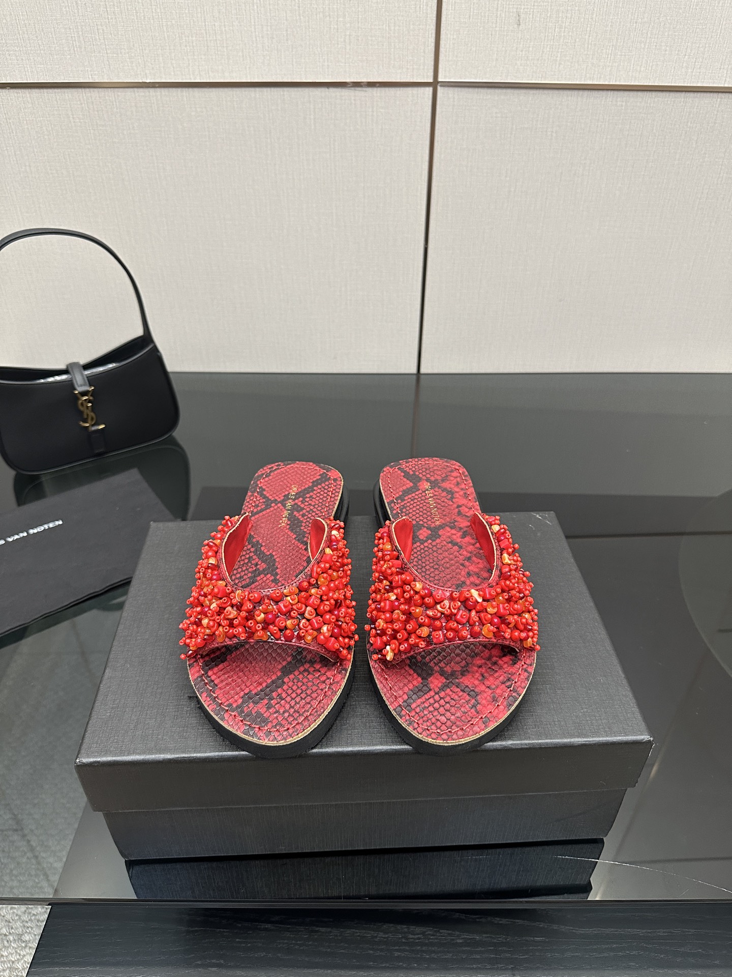 NO:466817,Dries Van Noten 25SS New beaded women's shoes. Every pair is beautiful like a work of art. It must be a very eye-catching item on the feet. Fairies can make the 'crystal shoes' that contemporary women should have. Upper snakeskin pattern beads, footbed sheepskin, outsole rubber sole. Size 35-42 (customized for 40.41.42.43), slippers, slippers, sheepskin, snakeskin19860909Dries Van Noten 25SS 新款钉珠女鞋 每一双都美的像艺术品 上脚一定是非常瞩目的单品 仙女们可以冲 当代女性应该自己拥有的“水晶鞋” 鞋面蛇皮纹钉珠 垫脚羊皮 大底橡胶底 码数35-42(40.41.42.43定做）,拖鞋,slippers,sheepskin,snakeskin,Women's Shoes