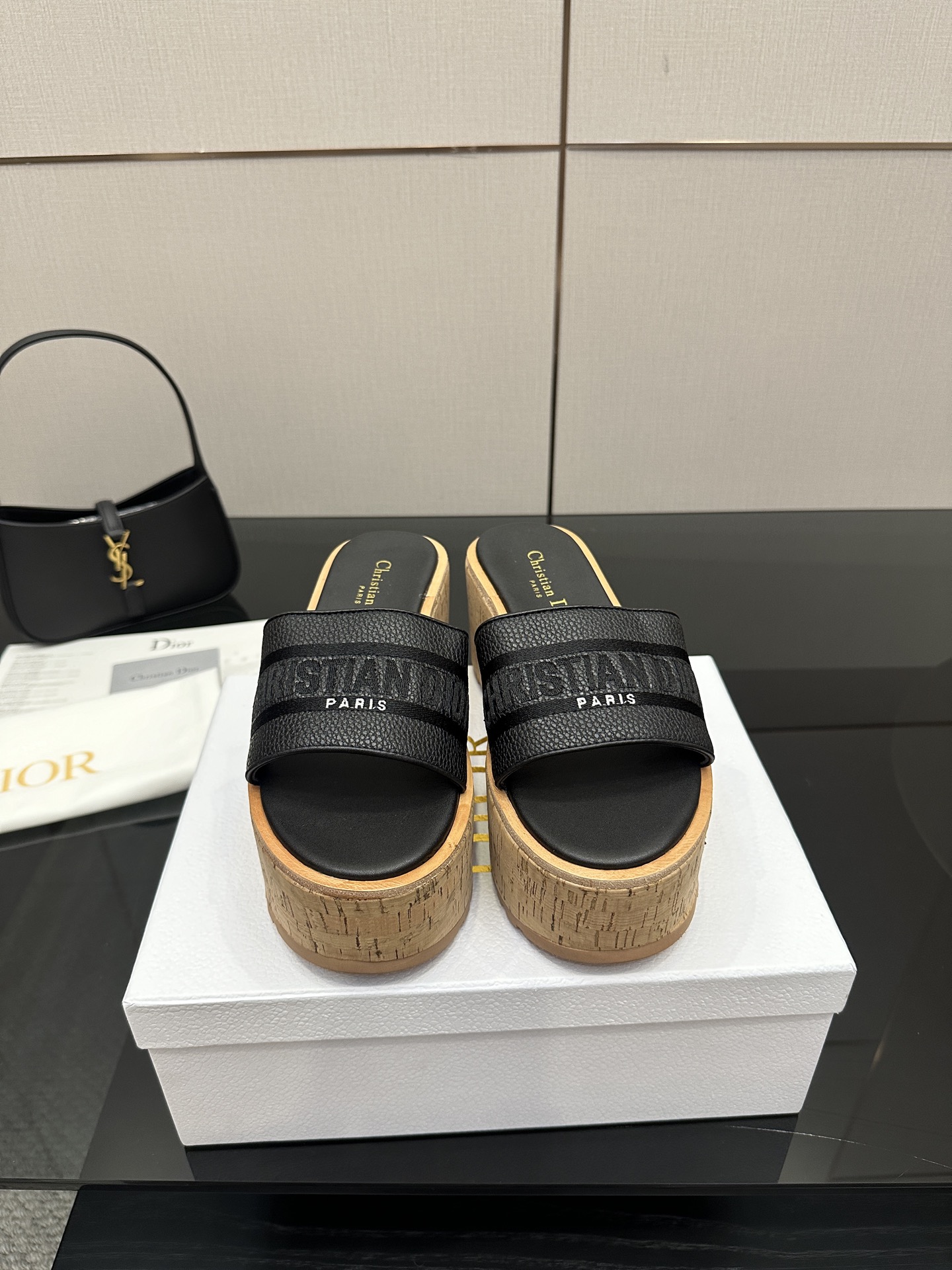 NO:466809,Dior 2025 spring and summer new Dway jelly wedge women's shoes CD letter logo three-dimensional embroidered thick sole round toe color-blocked sandals Material: imported calfskin upper + water-dyed sheepskin footbed inside + original consistent cork combination Tpu outsole sole 10CM thick sole size35-43 (40.41.42.43 custom made without return or replacement), slippers, dior, slippers, cowhide, sheepskin19860909Dior 2025 春夏新款 Dway 果冻色坡跟女鞋 CD字母logo立体刺绣厚底圆头露趾拼色凉拖鞋 材质:鞋面进口小牛皮+水染羊皮垫脚内里+原版一致软木组合Tpu大底 底厚10CM size35-43（40.41.42.43定做不退不换）,拖鞋,dior,slippers,cowhide,sheepskin,Women's Shoes