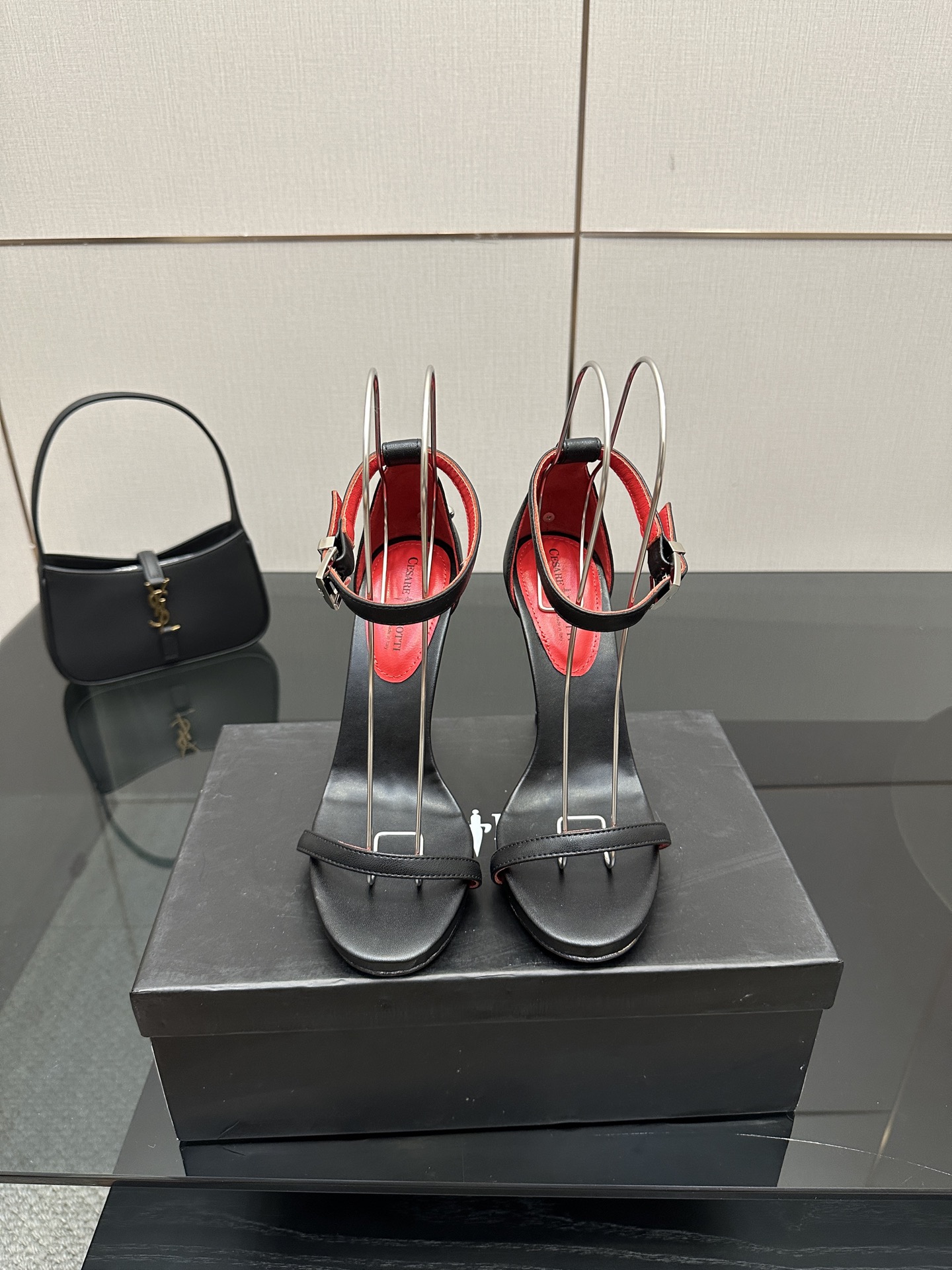 NO:466791,'The sharp blade into the heart' Cesare Paciotti dagger high heels out of print and heavy money to open the mold, the correct version technology The full series of products will be released one after another. If you must be guilty of high heels, I hope it is Cesare Paciotti upper cowhide, Yangjing inner cowhide footbed cowhide, heel height 12cm, size 35-43 (40.41.42.43 order), high heels sandals, sandals, high heels, cowhide, sheep19860909“插入心脏的利刃” Cesare Paciotti 匕首高跟鞋 绝版重金开模,对版工艺 全系列产品陆续发售 如果一定要受高跟鞋的罪  我希望是Cesare Paciotti 鞋面牛皮,羊京 内里牛皮 垫脚牛皮 跟高12cm 码数35-43（40.41.42.43订）,高跟鞋凉鞋,sandals,high heels,cowhide,sheep,Women's Shoes