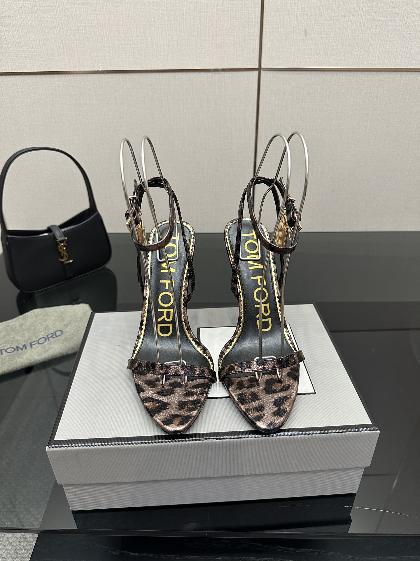 NO:466796,TOM FORD Padlock leather high heel sandals Calfskin gold velvet exposed toe, lock details, gold hardware accessories, buckle ankle strap, single toe strap, insole logo, stiletto heels. Various uppers calfskin, gold velvet, lining: calfskin velvet 10cm heel height, outsole full leather, high heels, high heels, cowhide19860909TOM FORD Padlock 皮质高跟凉鞋 小牛皮 金丝绒露趾、锁扣细节、金色五金配件、搭扣踝带、单趾环带、鞋垫饰有标志、细高跟. 多种鞋面小牛皮 ,金丝绒,衬里:小牛皮 丝绒 跟高10cm 大底全真皮,高跟鞋凉鞋,tom ford,sandals,high heels,cowhide,Women's Shoes