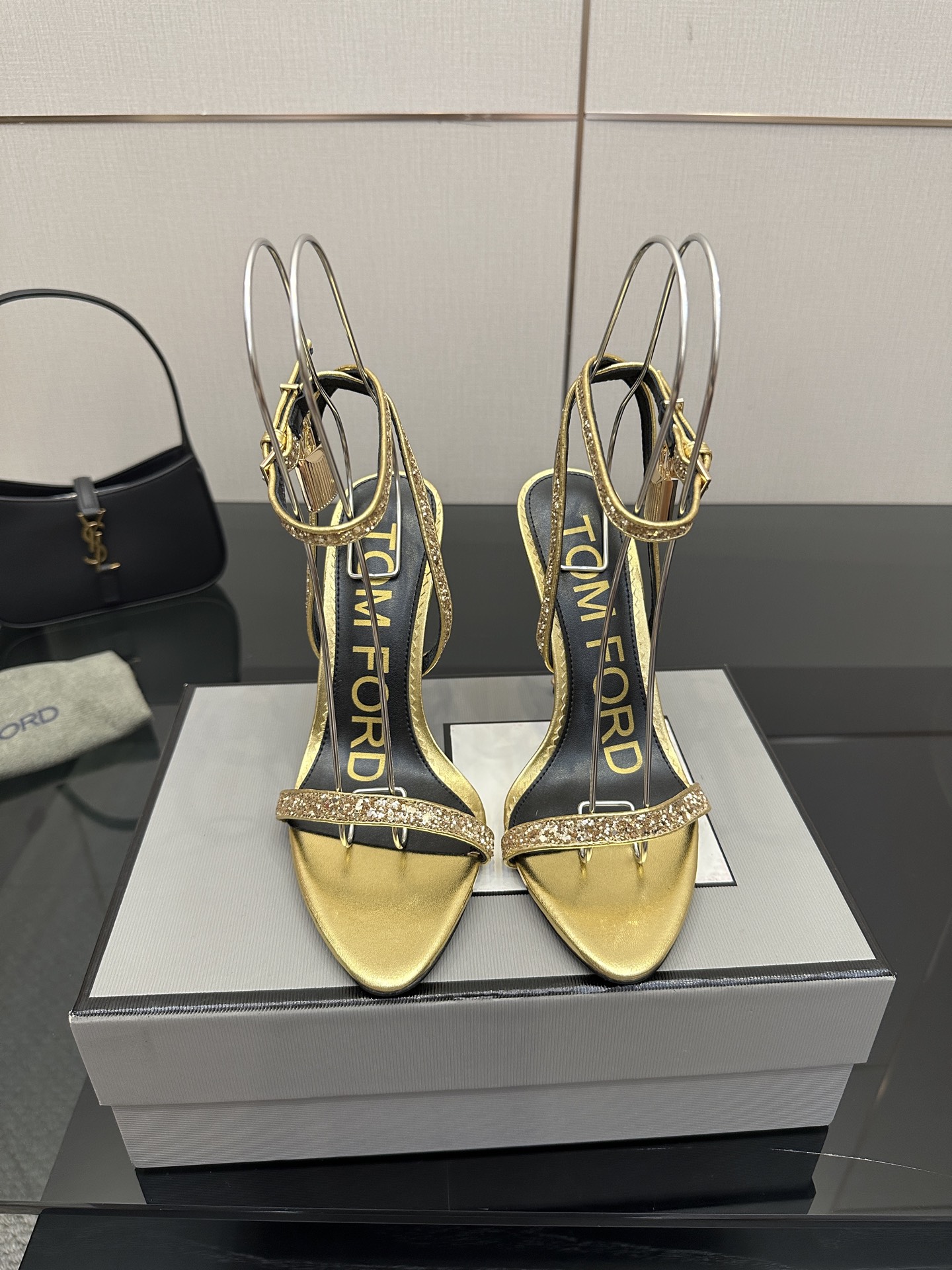 NO:466802,TOM FORD Padlock leather high heel sandals Calfskin Gold velvet, Greet, open toe, lock details, gold hardware accessories, buckle ankle strap, single toe strap, insole logo and stiletto. Various uppers calfskin, gold velvet, Greet, lining: calfskin velvet velvet heel height 10cm outsole full leather, high heels, high heels, cowhide19860909TOM FORD Padlock 皮质高跟凉鞋 小牛皮 金丝绒,格力特,露趾、锁扣细节、金色五金配件、搭扣踝带、单趾环带、鞋垫饰有标志、细高跟. 多种鞋面小牛皮 ,金丝绒,格力特,衬里:小牛皮 丝绒 跟高10cm 大底全真皮,高跟鞋凉鞋,tom ford,sandals,high heels,cowhide,Women's Shoes