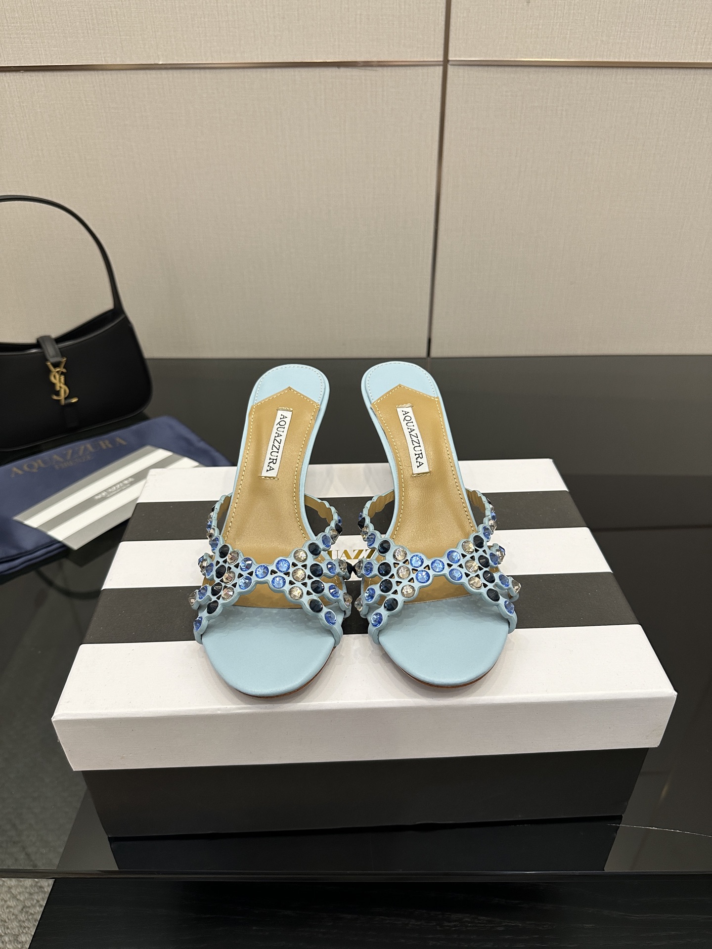 NO:466779,AQUAZZURA Zp Original mold opening new product rhinestone sandals made of original custom silk, original mold opening Swarovski rhinestone decorative buckle, super flash Outsole gold iconic pineapple micro-label gives the product rich brand connotation and luxurious appearance single product genuine leather upsole sheepskin insole creation, creating beautiful and smooth appearance, comfortable and fashionable, must-have. Upper rhinestone foot pad: sheepskin outsole Italian leather outsole heel height 6.5cm Shoe size: 36-43 (40, 41, 42, 43 custom made non-return and exchange), high heels, slippers, sheepskin, real silk, Leather soles19860909AQUAZZURA Zp 原版开模 新品水钻凉拖 采用原版定制真丝制成,原版开模施华洛奇水钻装饰扣,超闪 大底金色标志性菠萝微标赋予单品丰富的品牌内涵与奢华的外观单品真皮大底羊皮鞋垫 创作即外观线条优美流畅又上脚舒适时髦精必入款. 鞋面水钻 脚垫: 羊皮 大底意大利真皮大底 跟高6.5cm 鞋码: 36-43 (40、41、42、43 定做不退换),高跟鞋拖鞋,high heels,slippers,sheepskin,real silk,Leather soles,Women's Shoes