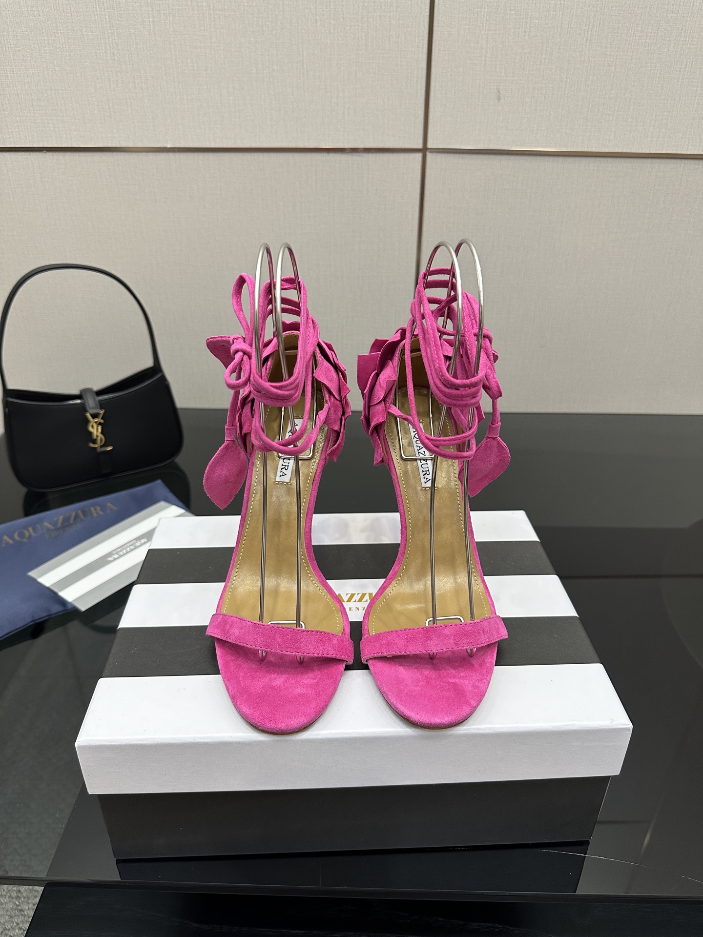 NO:466773,AQUAZZURA large pineapple rhinestone high heel sandals are super elegant on their feet, both simple and fashionable, so shining and beautiful, and beautiful to a new level!  Cross design, full of fashion sense. Big bloggers from all walks of life have put on their feet. ZP develops and customizes the correct fabric. Height 10cm. Material cowhide, Yangjing. Foot-up sheepskin. Imported leather soles. Size 35–43 (35, 41, 42, 43 can be customized). Complete packaging. High heels, sandals, high heels, cowhide, sheepskin, sheep, Leather soles.19860909AQUAZZURA大菠萝水钻高跟凉鞋 上脚超级有气质· 既简洁又时髦 太闪太美啦 美出出新高度！ 交叉设计,时尚感满满 各路大博主都纷纷上脚 ZP开发、订制正确面料 高度10cm 材料牛皮,羊京 垫脚羊皮 鞋底进口真皮大底 码数35–43（35、41、42、43可定做） 包装全套原版包装,高跟鞋凉鞋,sandals,high heels,cowhide,sheepskin,sheep,Leather soles,Women's Shoes