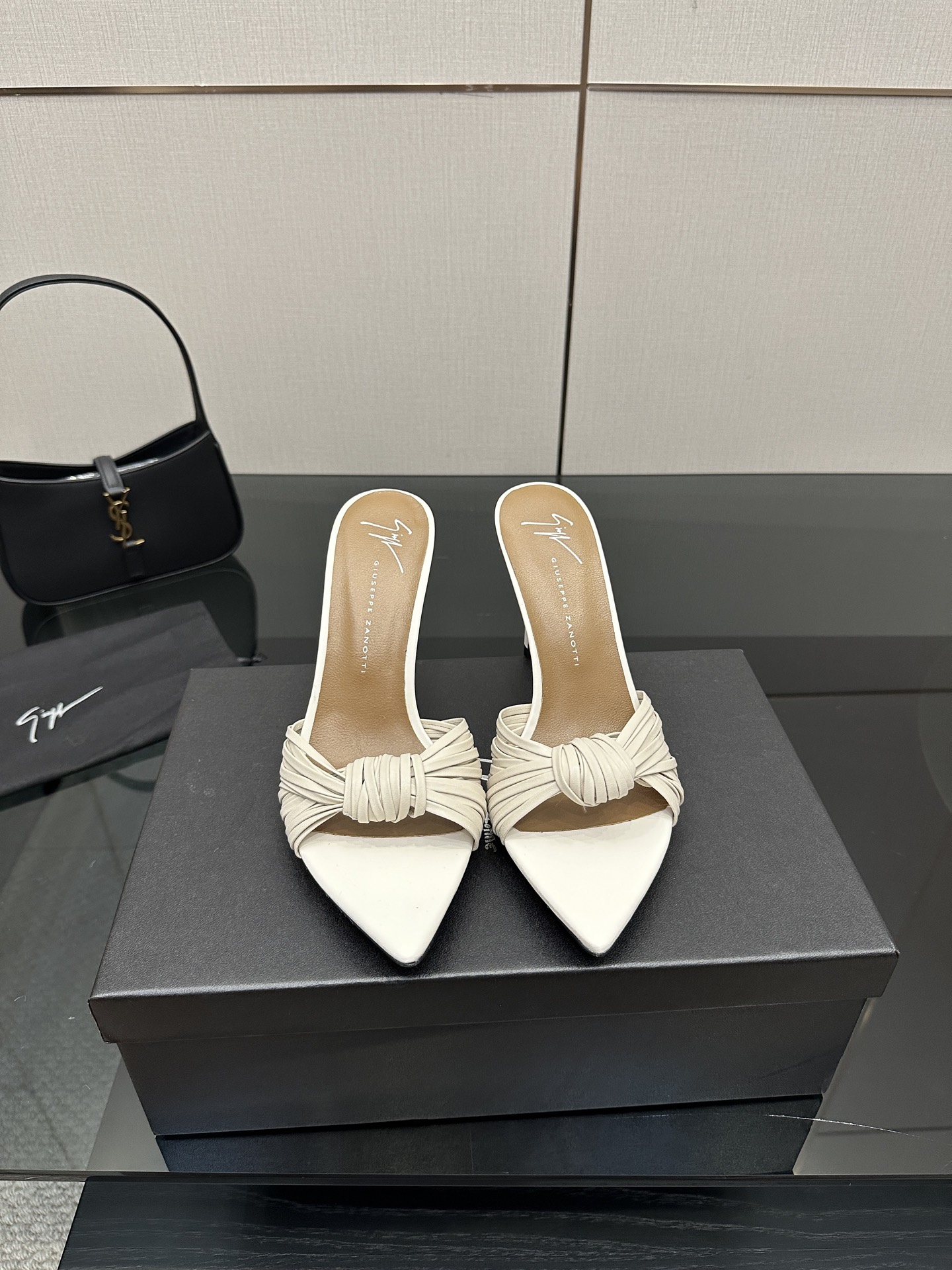 NO:466769,The highest version of Giuseppe Zanotti—New SS2025!  GZ slipper series 2025 pointed high heel slippers How can I miss a pair of fairy shoes in the light summer? Various small skirts match, no picky feet at all. Fabric cowhide, leather, big soles, size 35-42 (customized by 40, 41, 42) Heel height 9cm, high heels, slippers, skirts, cowhide, Leather soles19860909最高版 Giuseppe Zanotti— SS2025新品！GZ 拖鞋系列 2025尖头高跟拖鞋淡淡的夏日里怎么少得了一双仙女鞋 各种小裙子搭配起来 完全不挑脚型哦 面料牛皮 大底真皮大底 码数35-42（40,41,42定制） 跟高9cm,高跟鞋拖鞋,high heels,slippers,skirts,cowhide,Leather soles,Women's Shoes