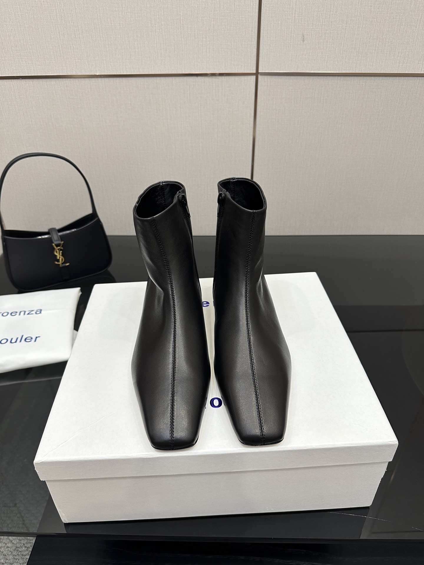 NO:466760,ProenzaSchouler autumn and winter new autumn and winter square-toe fashion boots always have a magic that gives women independence and confidence temperament. This is, it is very soft when you close your eyes and enter it directly. It is very soft, especially comfortable and easy to wear, full of girlishness! Fat and thin feet can be worn without picking on the feet. Upper | Imported cowhide, Yangjing Inner | Imported grain mixed-bred sheepskin foot pads | Imported grain mixed-bred sheepskin Outsole | genuine leather soles, boots, boots, cowhide, sheepskin, sheep, Leather soles19860909ProenzaSchouler秋冬新款秋冬方头时装靴 永远都有种赋予女性独立而自信气质的魔力这就是, 直接闭眼入它鞋底非常柔软,特别舒适好穿, 少女感满满!胖瘦脚型 可以穿不挑脚 鞋面|进口牛皮,羊京 内里|进口粒面混种羊皮 垫脚|进口粒面混种羊皮 大底|真皮大底,靴子,boots,cowhide,sheepskin,sheep,Leather soles,Women's Shoes