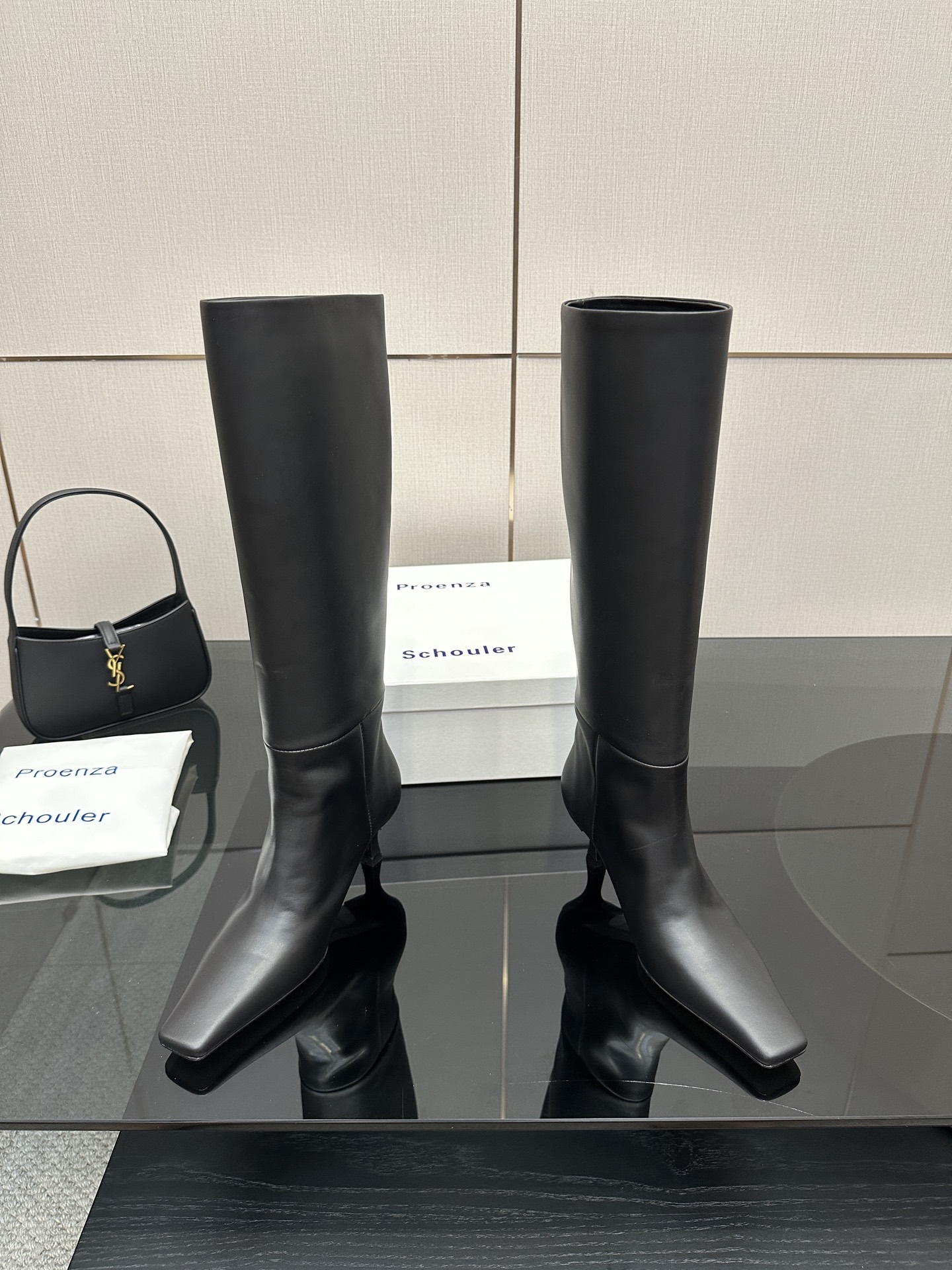 NO:466765,ProenzaSchouler autumn and winter new autumn and winter square-toe fashion boots always have a magic that gives women independence and confidence temperament. This is, it is very soft when you close your eyes and enter it directly. It is very soft, especially comfortable and easy to wear, full of girlishness! Fat and thin feet can be worn without picking on the feet. Upper | Imported cowhide inner | Imported grain mixed-bred sheepskin foot pads | Imported grain mixed-bred sheepskin Outsole | genuine leather soles, boots, boots, cowhide, sheepskin, Leather soles19860909ProenzaSchouler秋冬新款秋冬方头时装靴 永远都有种赋予女性独立而自信气质的魔力这就是, 直接闭眼入它鞋底非常柔软,特别舒适好穿, 少女感满满!胖瘦脚型 可以穿不挑脚 鞋面|进口牛皮 内里|进口粒面混种羊皮 垫脚|进口粒面混种羊皮 大底|真皮大底,靴子,boots,cowhide,sheepskin,Leather soles,Women's Shoes