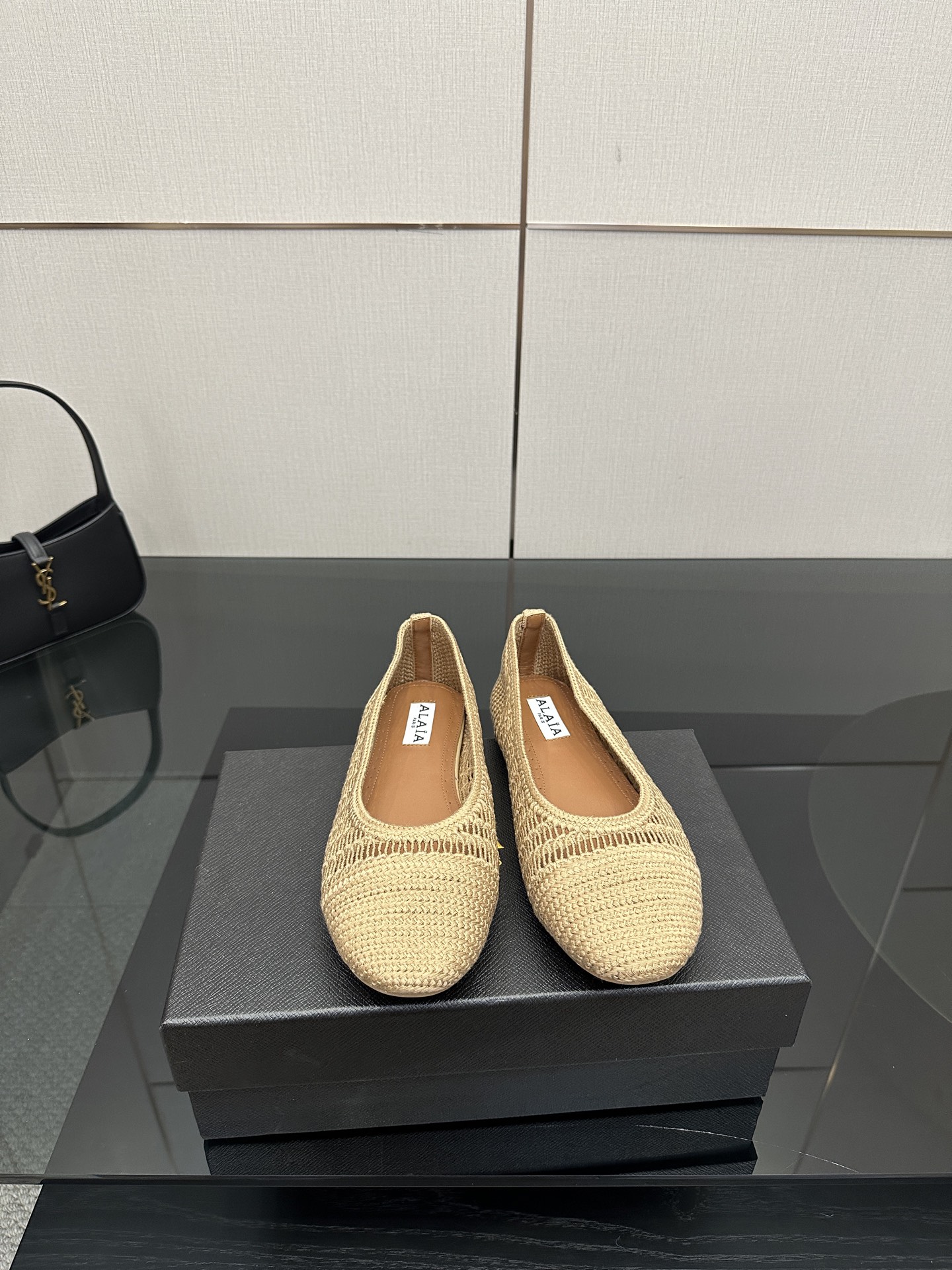 NO:475470,ALAIA｜Alaya classic hollow woven Mary Jane shoes Every detail shows French exquisiteness. The unique hollow woven technology exposes the skin without any silence, light and breathable, making your feet feel as if you are always caressed by the breeze. The iconic buckle design is retro and playful, injects agility and ingenuity into the overall shape. Whether you are walking on the street with a fairy floral dress or wearing a simple and capable workplace outfit, you can easily control the style. Seamless style switching. Let you enjoy fashion while walking freely and comfortable. It takes you to unlock the French fashionable password and become the focus of elegance among the crowd. The fabric is made of original custom leather, and the inner foot pads are all lambskin. The original mold-opening custom anti-slip sole size36-39 (customized by 40/41/42), Mary Jane, alaia, mary  jane skirts sheepskin19860909ALAIA｜阿莱亚经典镂空编织玛丽珍鞋 每一处细节都彰显着法式精致. 独特的镂空编织工艺 似有若无地展露肌肤 轻盈又透气 让双脚仿佛时刻被微风轻抚 标志性的搭扣设计 复古中带着俏皮 为整体造型注入灵动巧思. 无论是搭配仙碎花裙漫步街头 还是身着简约干练的职场装出入写字楼 都能轻松驾驭 风格无缝切换 . 让你在享受时尚的同时 走得自在惬意. 带你解锁法式时髦密码 成为人群中的优雅焦点. 面料采用原版定制皮料 内里垫脚均为小羊皮 原版开模定制防滑大底 size36-39（40/41/42定制）,玛丽珍,alaia,mary jane,skirts,sheepskin,Women's Shoes