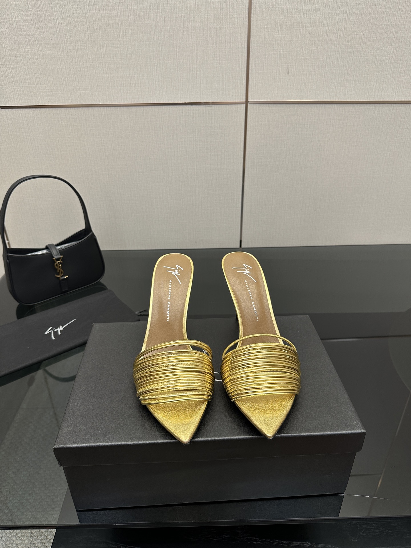 NO:475466,The highest version of Giuseppe Zanotti—New SS2025!  GZ slipper series 2025 pointed high heel slippers How can I miss a pair of fairy shoes in the light summer? Various small skirts match, no picky feet at all. Fabric cowhide, leather, big soles, size 35-42 (customized by 40, 41, 42) Heel height 9cm, high heels, slippers, skirts, cowhide, Leather soles19860909最高版 Giuseppe Zanotti— SS2025新品！GZ 拖鞋系列 2025尖头高跟拖鞋淡淡的夏日里怎么少得了一双仙女鞋 各种小裙子搭配起来 完全不挑脚型哦 面料牛皮 大底真皮大底 码数35-42（40,41,42定制） 跟高9cm,高跟鞋拖鞋,high heels,slippers,skirts,cowhide,Leather soles,Women's Shoes