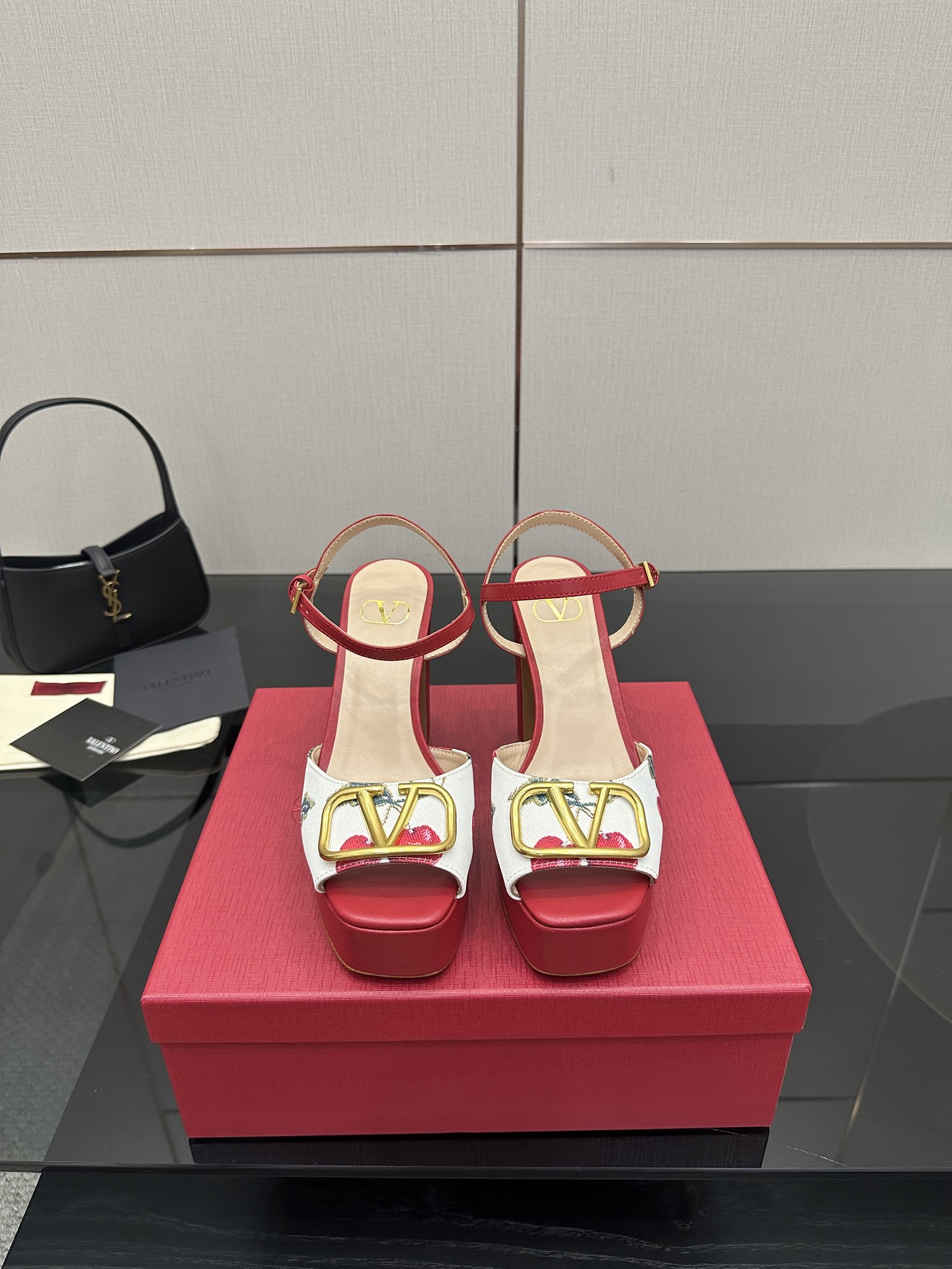 NO:482402,Valentin｜Valentin Classic Big V Diamond Clamps Hentian Gao Waterproof Platform High Heel Sandals Classic Big V buckle elements design and matching highlights the brand's unique design style Luxury and fashionable Very recognizable Exquisite side curve Perfect taste Extraordinary pure Little wild Female temperament Full of feminine Uppers are denim The inner is mixed-bred sheepskin Original molded hardware buckle Imported cowhide Outsole Size 35-39 (customized by 40/41/42), high heels sandals, valentino, valentino, sandals, high heels, cowhide, sheepskin19860909Valentin｜华伦天伦经典大V钻扣 恨天高防水台高跟凉鞋 经典的大V扣元素设计搭配 彰显了品牌独有的设计风格 奢华时尚 极有辨识度 精致的侧身弧线完美 味儿特别纯正 小小野性  名媛气质女人味十足 鞋面采用牛仔布 内里采用混种羊皮 原版开模五金扣 意大利进口牛皮大底 码数35-39（40/41/42定制）,高跟鞋凉鞋,valentino,valentino,sandals,high heels,cowhide,sheepskin,Women's Shoes