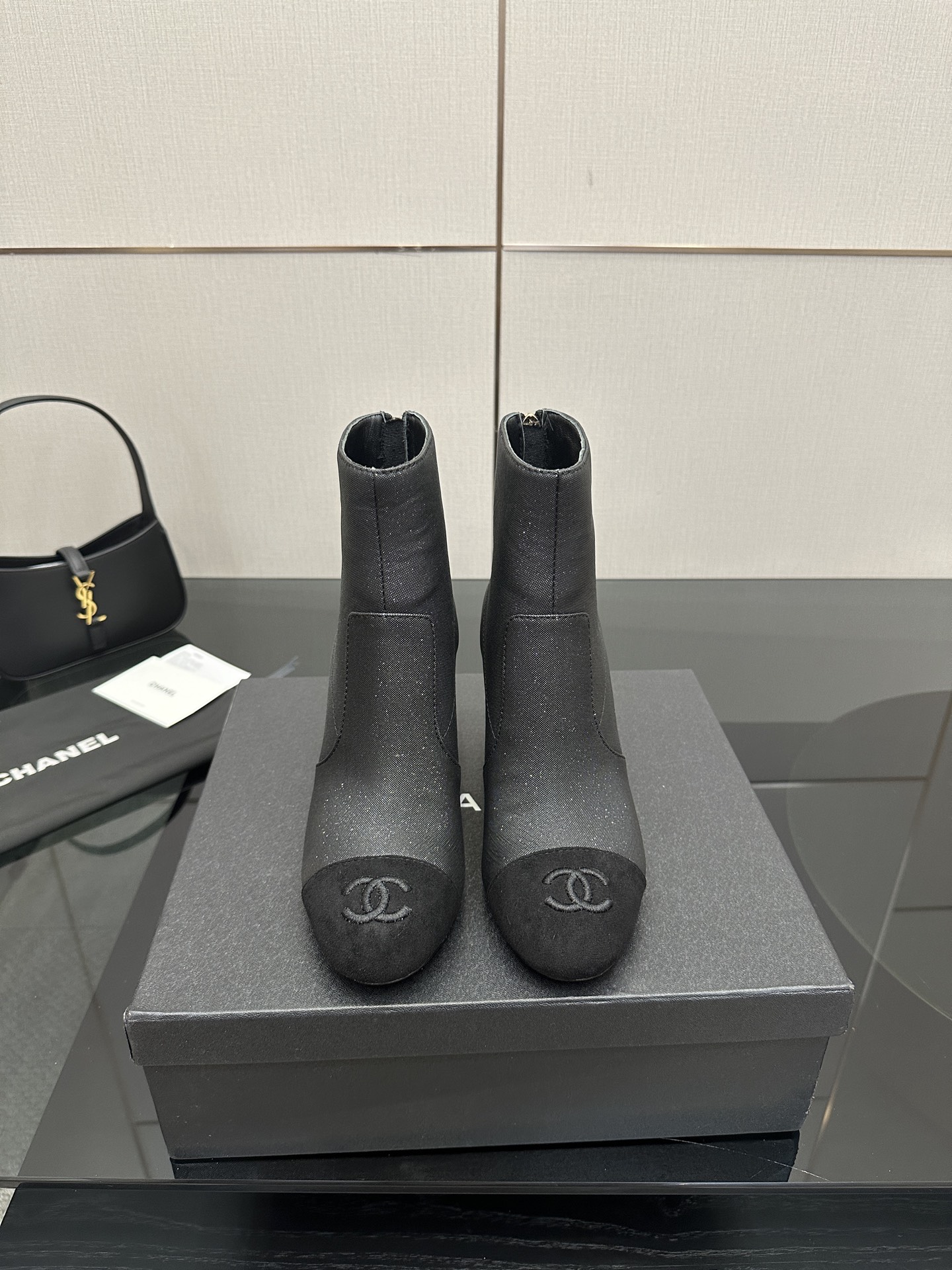 NO:488360,CHANE*｜Xiaoxiang classic color-blocking thick-heeled short boots feel the passionate collision between classic and trend. This pair of boots cleverly combines the brand's iconic elements, breaks the routine with a bold and harmonious color-blocking design. The exquisite double C at the heel is low-key and luxurious, demonstrating the brand's heritage. Whether it is matched with a simple dress to show elegance or a combination of personalized jeans to create a casual and fashionable style, it can be easily controlled and injected into the overall look with high-end fashion. Wear it with confidence and takes a full aura in any occasion to release your unique charm. The fabric is made of original custom material, and the inner foot pads are all sheepskin. Italian imported leather soles size35-39 (customized by 40/41), boots, chanel, boots, boots, skirts, jeans, sheepskin, Leather soles19860909CHANE*｜小香经典拼色粗跟短靴 感受经典与潮流的激情碰撞. 这双靴子巧妙融合品牌标志性元素 以大胆而和谐的拼色设计打破常规 鞋跟处精致的双C 低调奢华 彰显品牌底蕴 . 无论是搭配简约连衣裙展现优雅气质 还是与个性牛仔裤组合打造休闲时尚风 它都能轻松驾驭 为整体造型注入高级时尚感. 穿上它迈出自信步伐 在任何场合都气场全开 释放属于你的独特魅力. 面料采用原版定制材质 内里垫脚均为羊皮 意大利进口真皮大底 size35-39（40/41定制）,靴子,chanel,boots,skirts,jeans,sheepskin,Leather soles,Women's Shoes