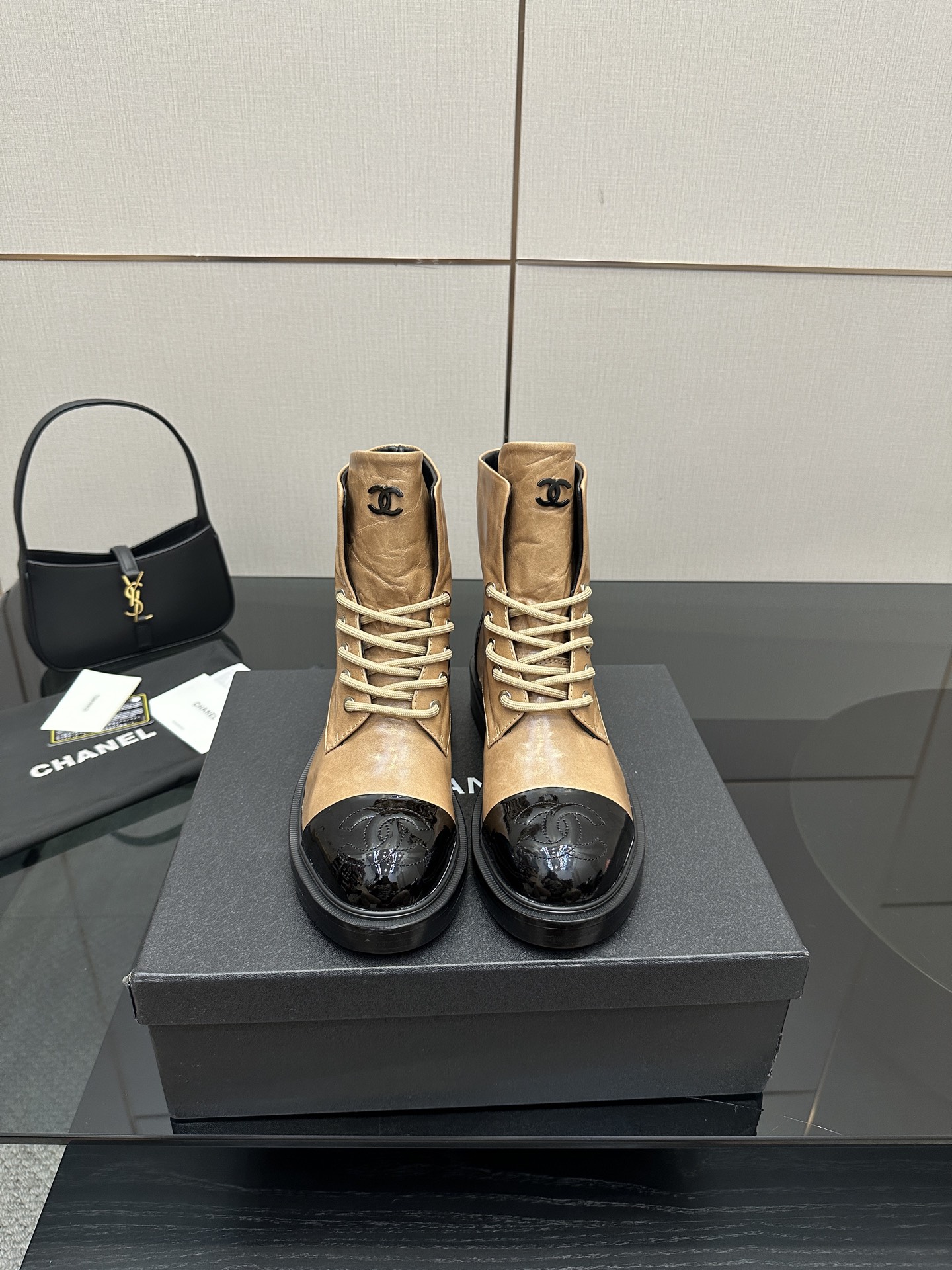 NO:488395,CHANE*｜Xiaoxiang classic color-blocking thick-heeled short boots feel the passionate collision between classic and trend. This pair of boots cleverly combines the brand's iconic elements and breaks the convention with a bold and harmonious color-blocking design. The exquisite double C at the heel is low-key and luxurious, demonstrating the brand's heritage. Whether it is matched with a simple dress to show elegance or a combination with personalized jeans to create a casual and fashionable style, it can be easily controlled and injected into the overall look with high-end fashion. Take confident steps when wearing it, the aura is fully opened on any occasion and release your unique charm. The fabric is made of original custom-made patent leather, cowhide, and the inner foot pads are all sheepskin. The Italian imported leather large bottom  size35-39 (customized on 40/41/42), boots, chanel, boots, skirts, jeans, cowhide, sheepskin, Leather soles19860909CHANE*｜小香经典拼色粗跟短靴 感受经典与潮流的激情碰撞. 这双靴子巧妙融合品牌标志性元素 以大胆而和谐的拼色设计打破常规 鞋跟处精致的双C 低调奢华 彰显品牌底蕴 . 无论是搭配简约连衣裙展现优雅气质 还是与个性牛仔裤组合打造休闲时尚风 它都能轻松驾驭 为整体造型注入高级时尚感. 穿上它迈出自信步伐 在任何场合都气场全开 释放属于你的独特魅力. 面料采用原版定制材质漆皮,牛皮 内里垫脚均为羊皮 意大利进口真皮大底 size35-39（40/41/42定制）,靴子,chanel,boots,skirts,jeans,cowhide,sheepskin,Leather soles,Women's Shoes