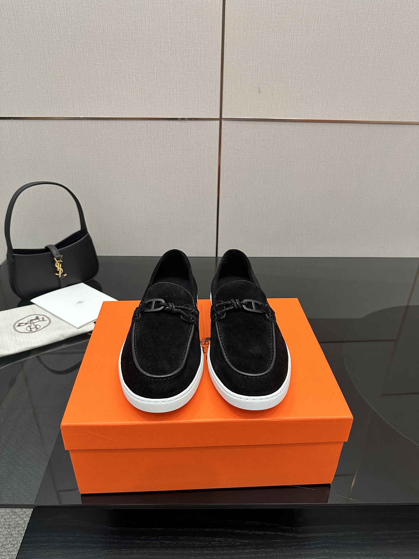 NO:481549,HERMES High-version H-fit tote bag Double shoe box packaging Job loafers Hermes|Job loafers Pure hand-wearing strips Oil-edged craftsmanship Number: H242935ZA01410 Suede loafers, matched with TPU rubber sole Style comfortable to wear, creating a casual urban style Classic matching Protruding logo Cattle reverse suede High-version TPU molded outsole Simple and crazy Classic versatile Women's model 35 36 37 38 39 40 Men's model 39 40 41 42 43 44 45 46 (45 46 Customized) Configure original packaging Women's model, loafers, hermes, hermes, loafers, chamois leather19860909HERMES爱马仕 高版本 H配手提袋 双只鞋盒包装 Job乐福鞋 爱马仕|Job乐福鞋 纯手工穿条 油边工艺 编号:H242935ZA01410 麂皮乐福鞋,搭配TPU 橡胶鞋底 款式穿着感受舒适,打造休闲都市风格 经典搭配 凸起logo  牛反绒麂皮 高版本 TPU成型大底 简约狂魔 经典百搭 女款 35 36 37 38 39 40  男款 39 40 41 42 43 44 45 46  (45 46 定制) 配置原版包装 女款 男款,乐福鞋,hermes,hermes,loafers,chamois leather,Women's Shoes